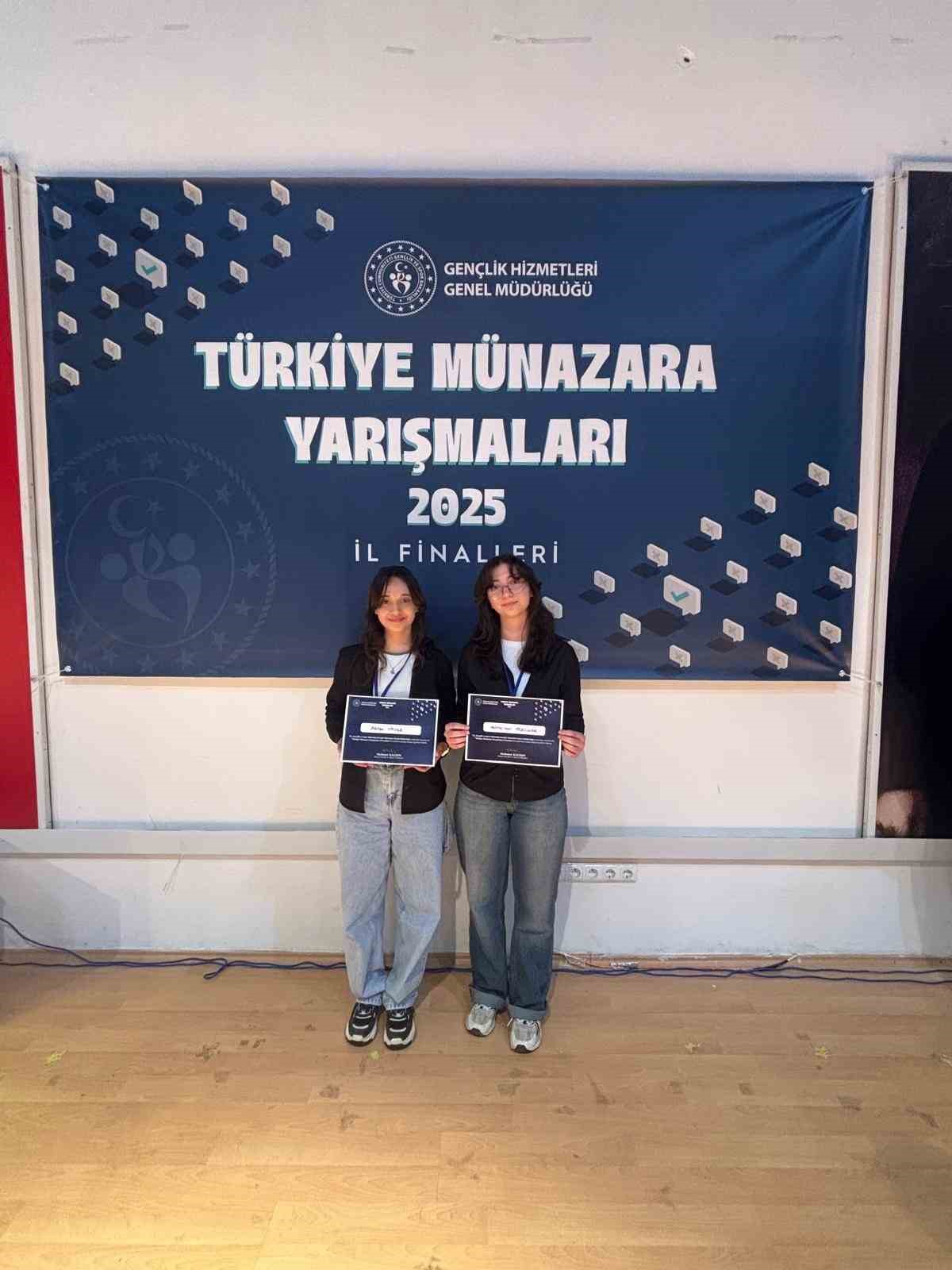 T&uuml;rkeli Gen&ccedil;lik Merkezi &ouml;ğrencilerinden il birinciliği başarısı
