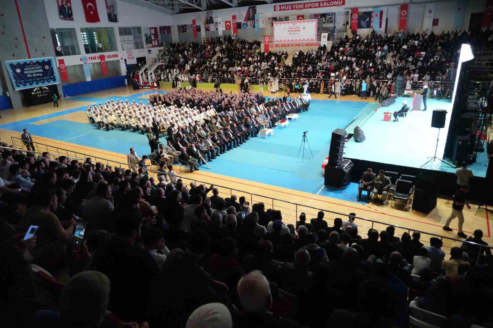 Muş’ta hafızlık sevinci: 300 öğrenciye icazet verildi