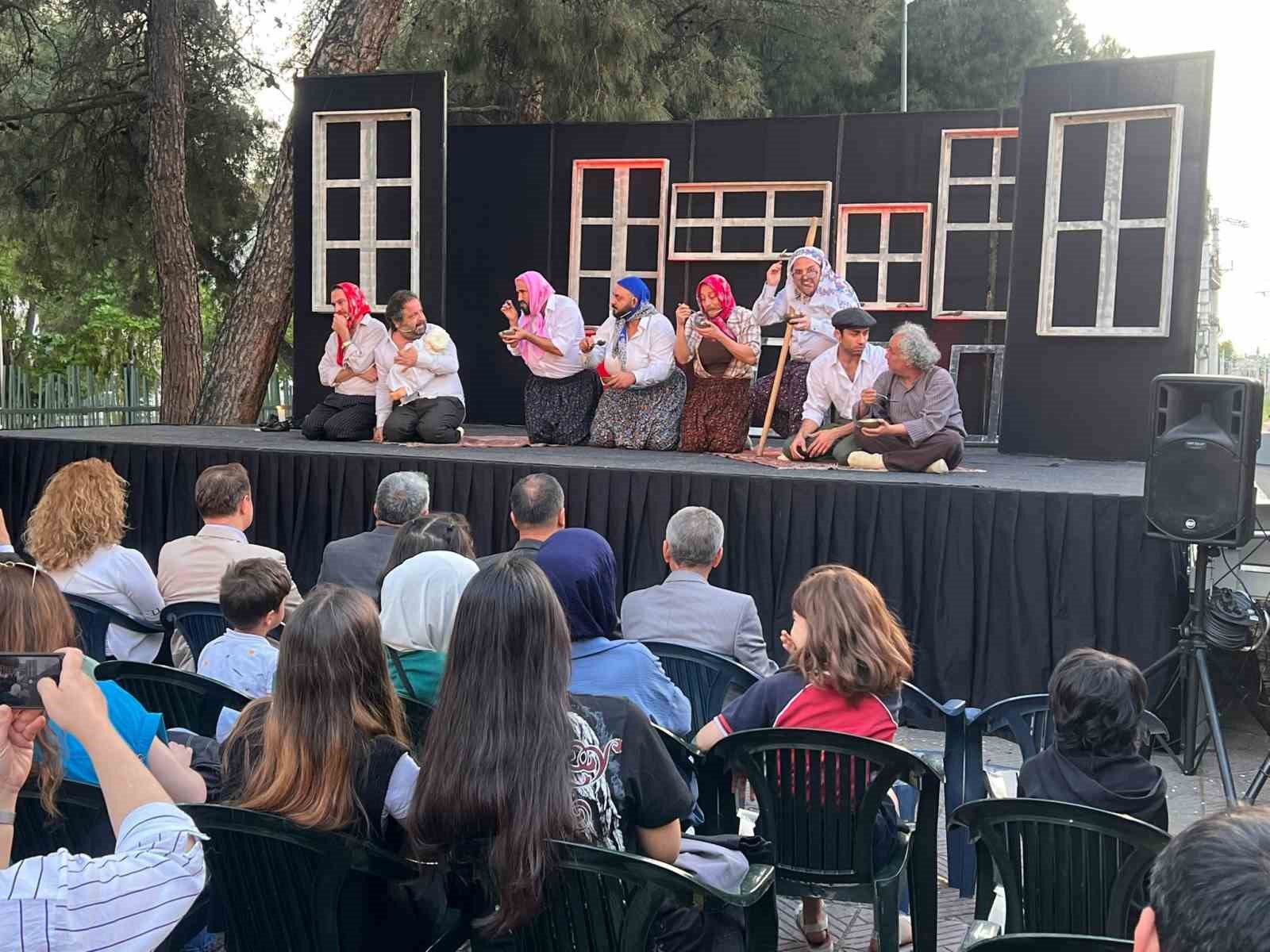 &rsquo;Vagon Sahne&rsquo; Manisa Tren Garı&rsquo;nda perdelerini a&ccedil;tı
