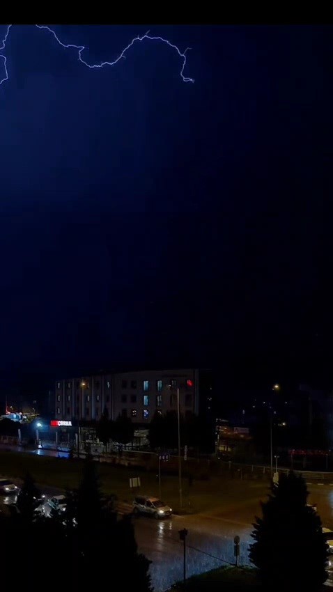 Karabük’te şimşekler görsel şölen oluşturdu
