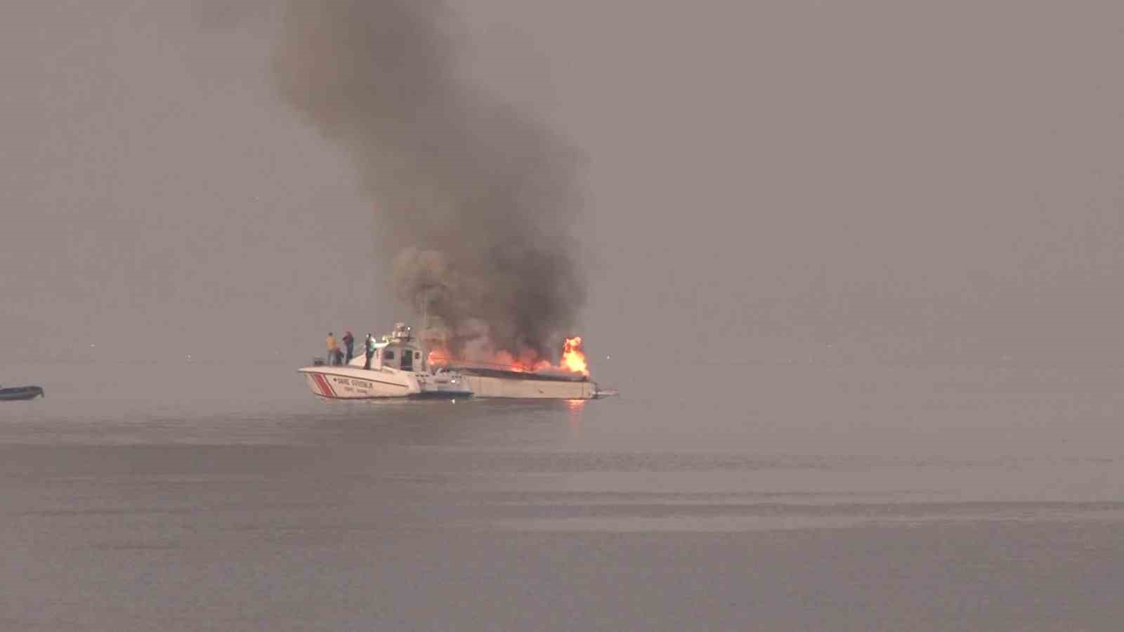 Tuzla’da tekneler alev alev yandı