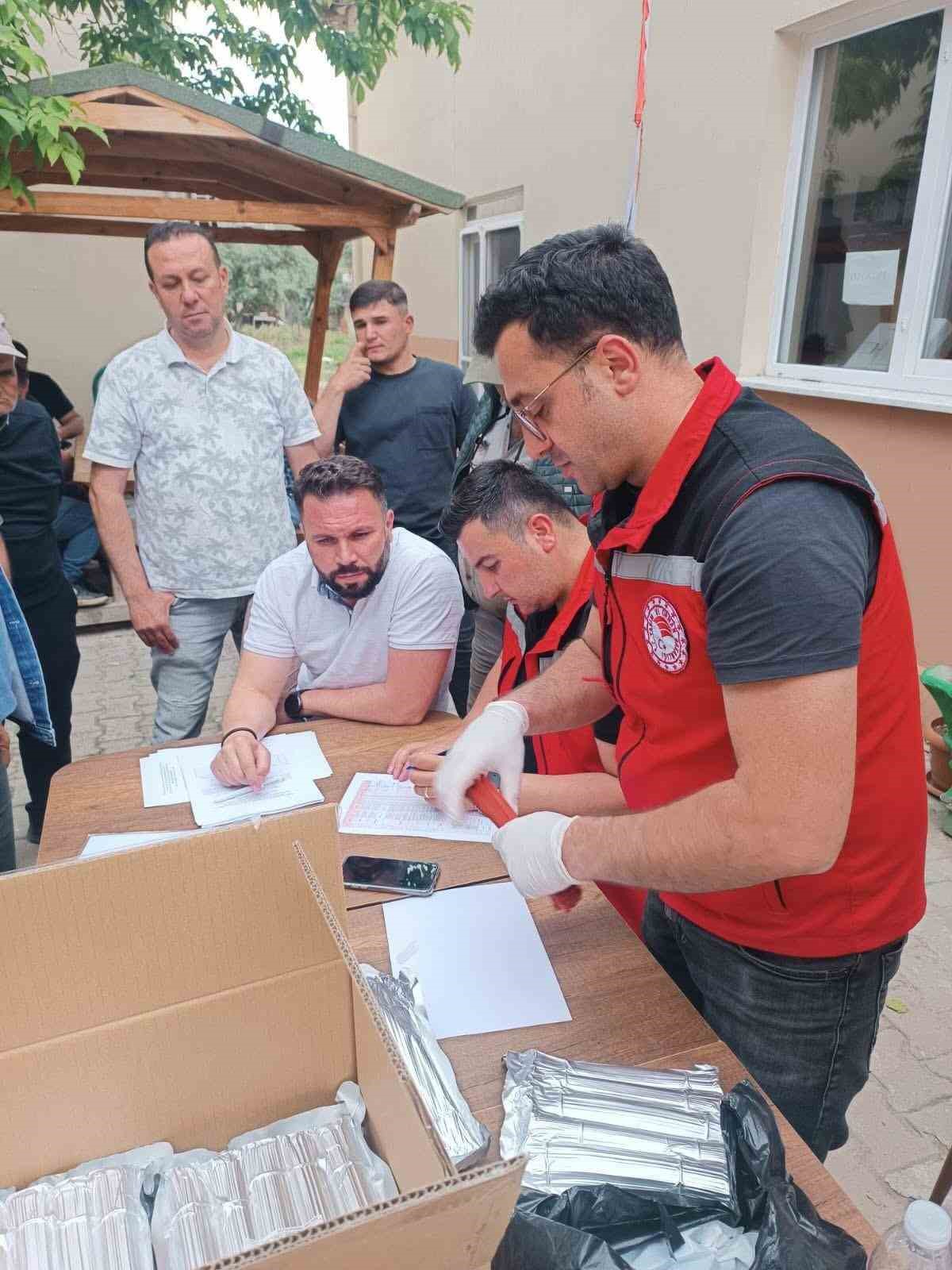 Sarıgöl’de Unlubit zararlısına karşı feromon tuzakları dağıtıldı