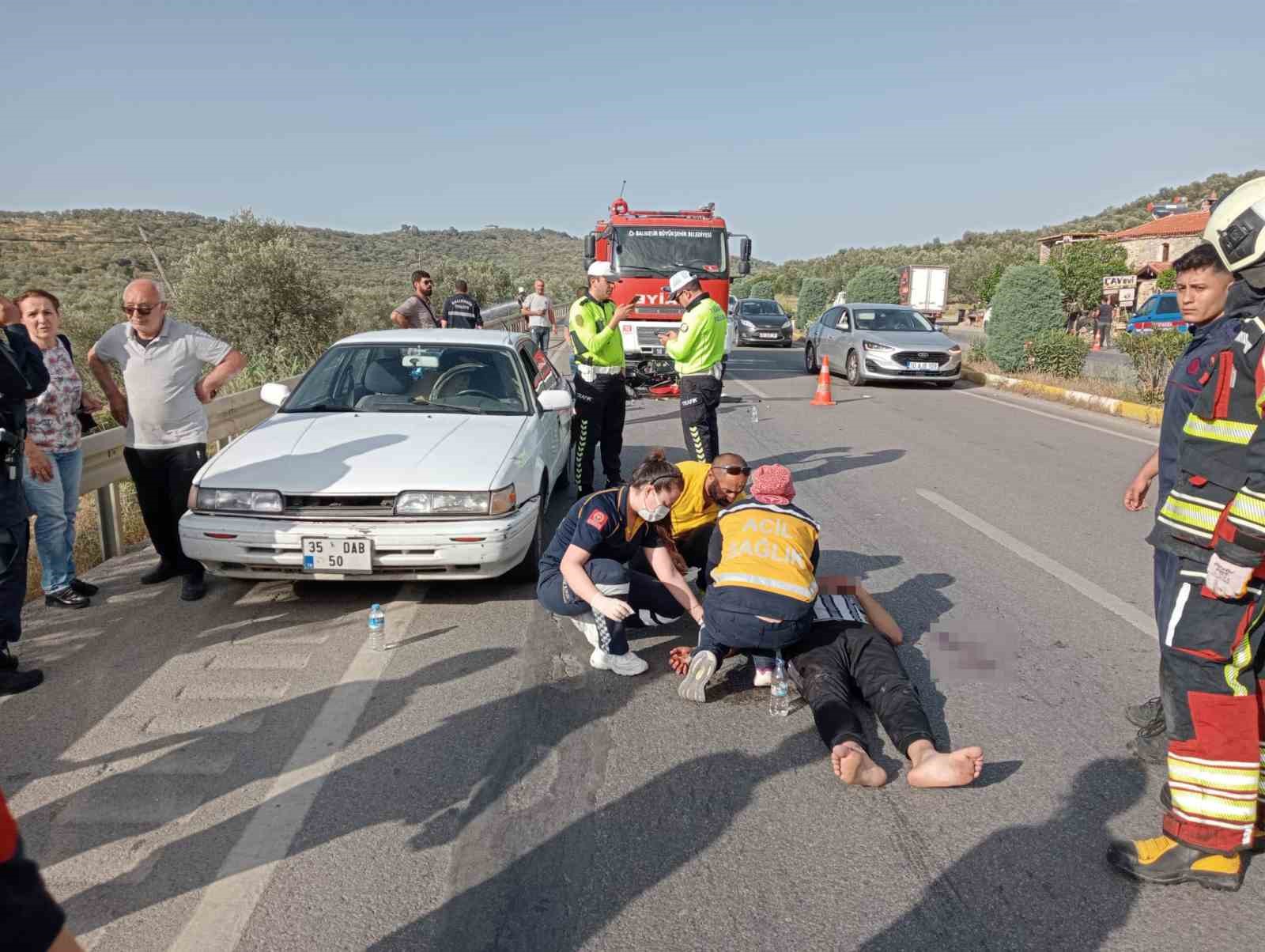 Balıkesir&rsquo;de motosiklet ile otomobil &ccedil;arpıştı: 2 yaralı
