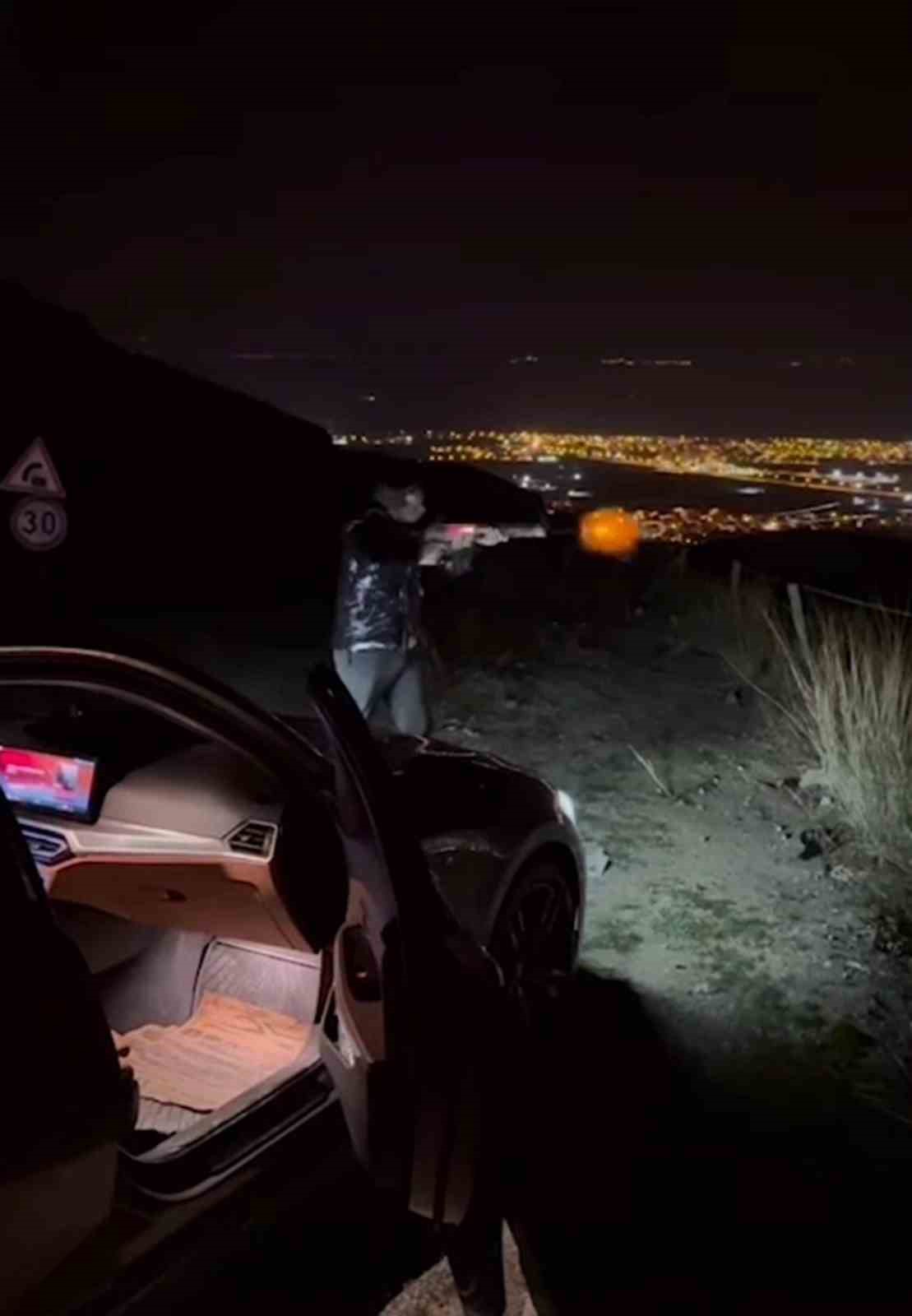 Eli silahlı sosyal medya şovmenlerine jandarmadan operasyon
