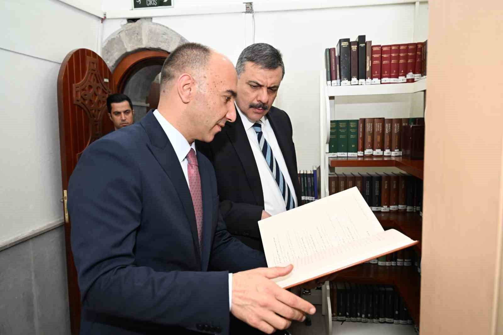 Erzurum Yazma Eser K&uuml;t&uuml;phanesi&rsquo;nde bin 217 eser bulunuyor
