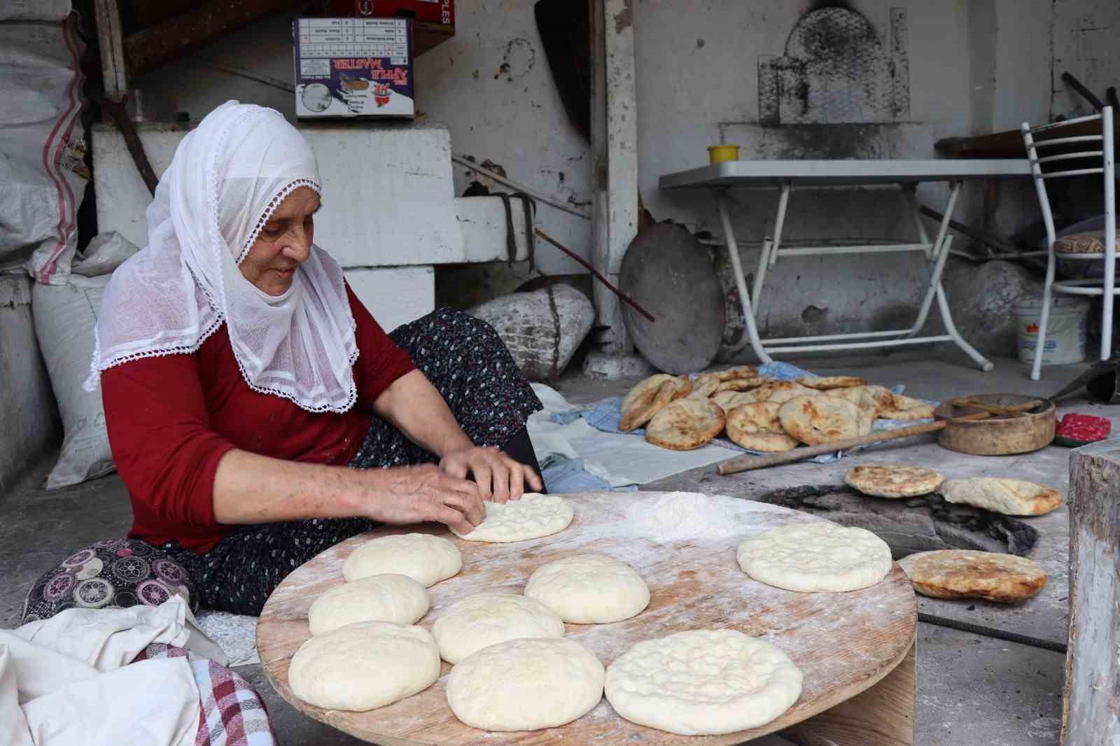 Lezzetli ekmekler köy tandırında pişiyor