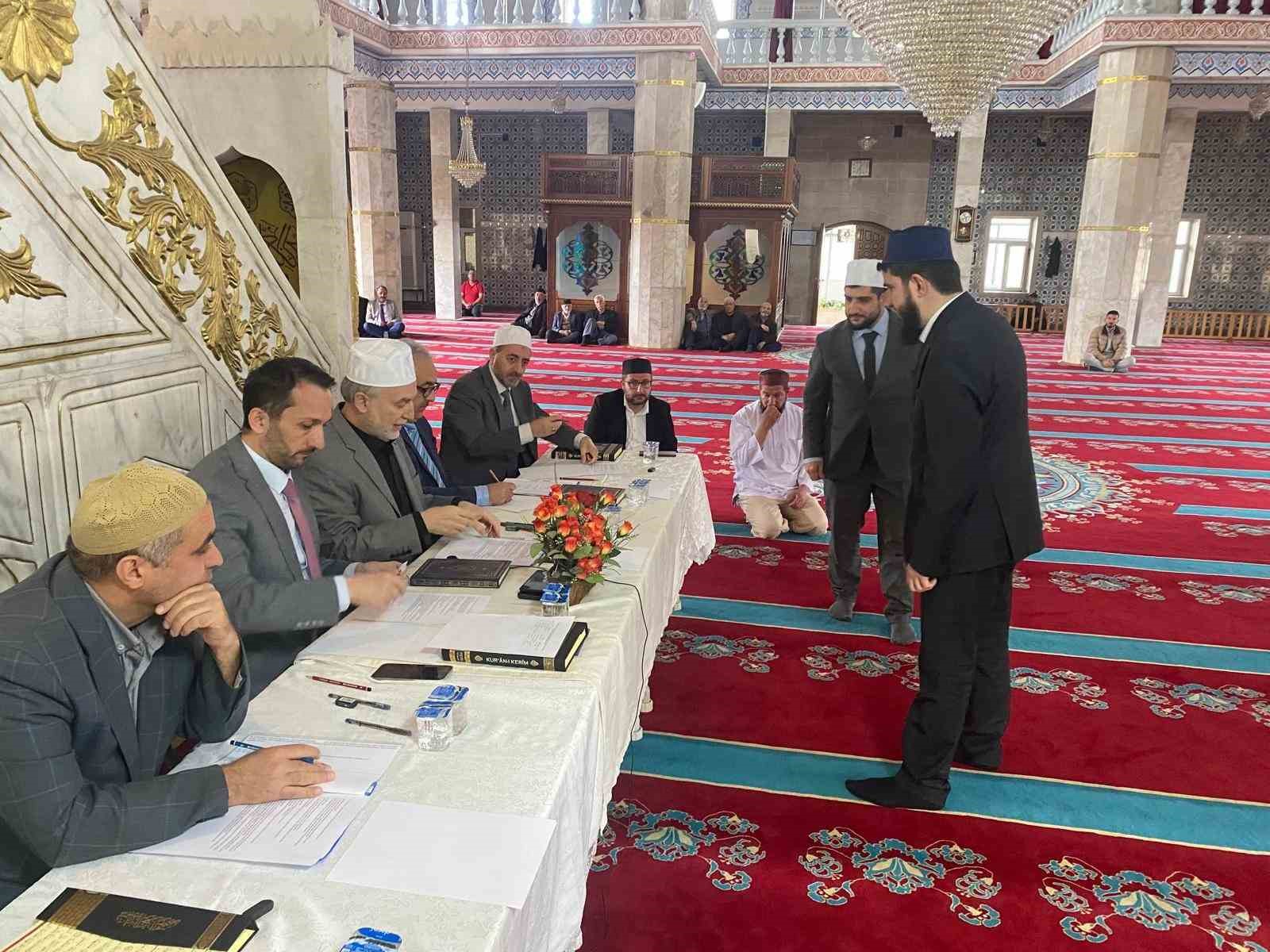 Erzurum&rsquo;da din g&ouml;revlileri hafızlıkta yarıştı
