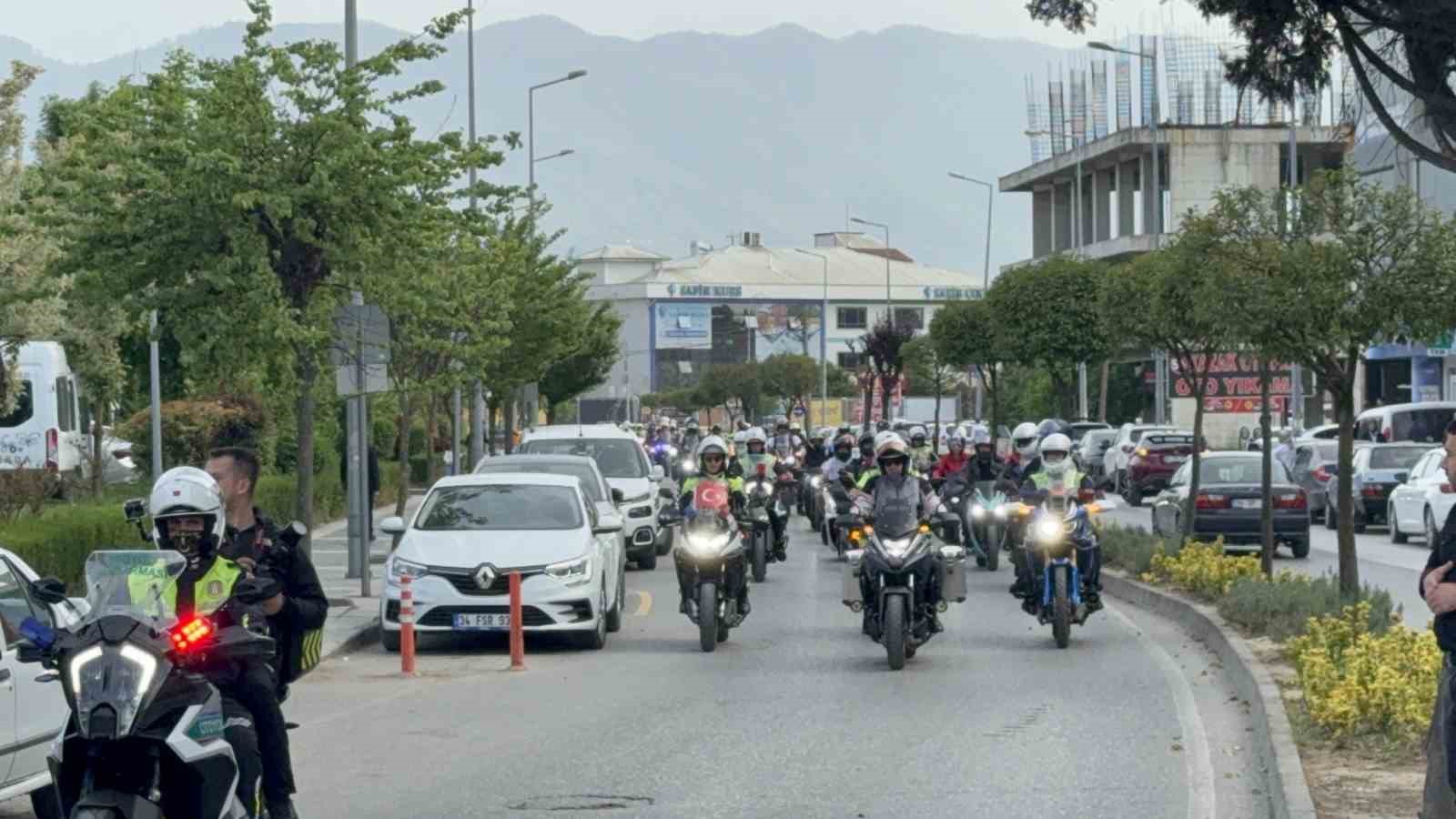 Kural ihlali yapmayan 3 motosikletliye plaket verildi
