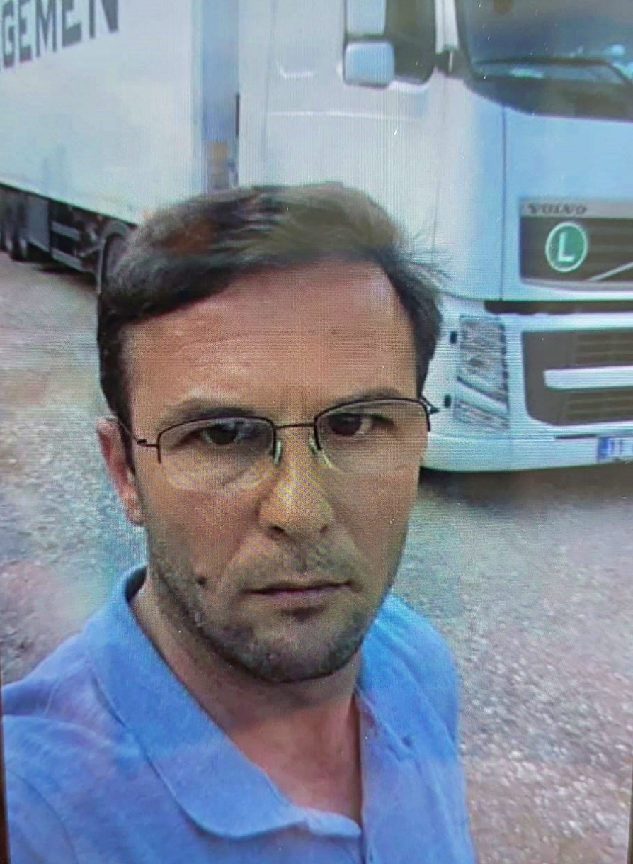 Kazada yaralanan kişiyi hayatta tutmak i&ccedil;in dakikalarca kalp masajı yapıp zamanla yarıştılar
