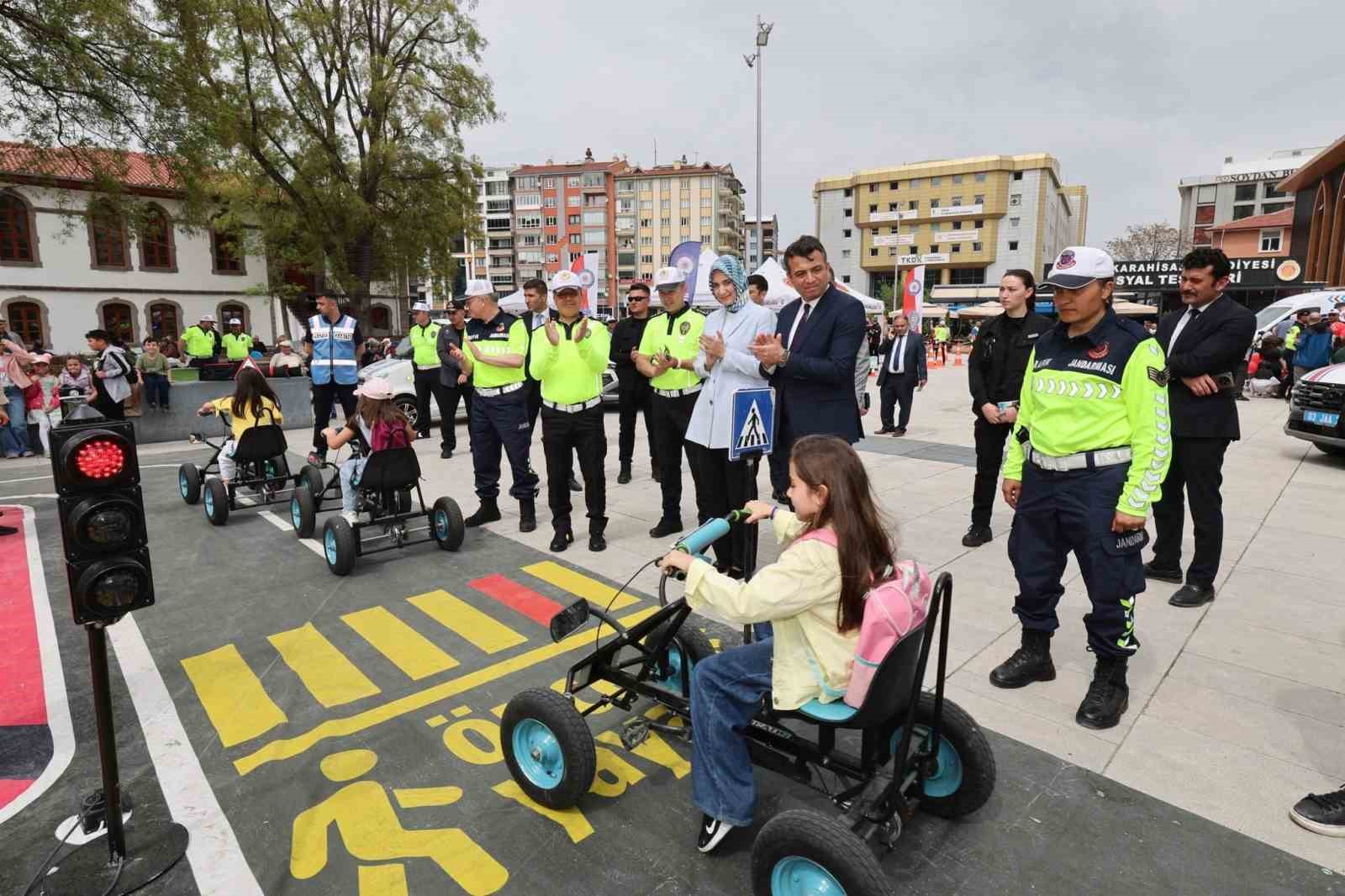 Vali Yiğitbaşı, trafik haftası etkinliklerinde &ccedil;ocuklarla buluştu
