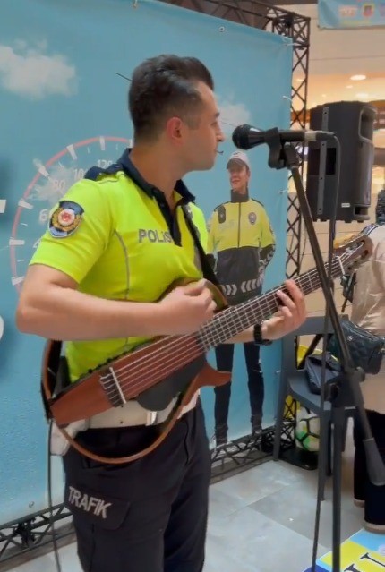 Trafik polisi sahneye çıktı, gitarı ve sesiyle gönüllere dokundu
