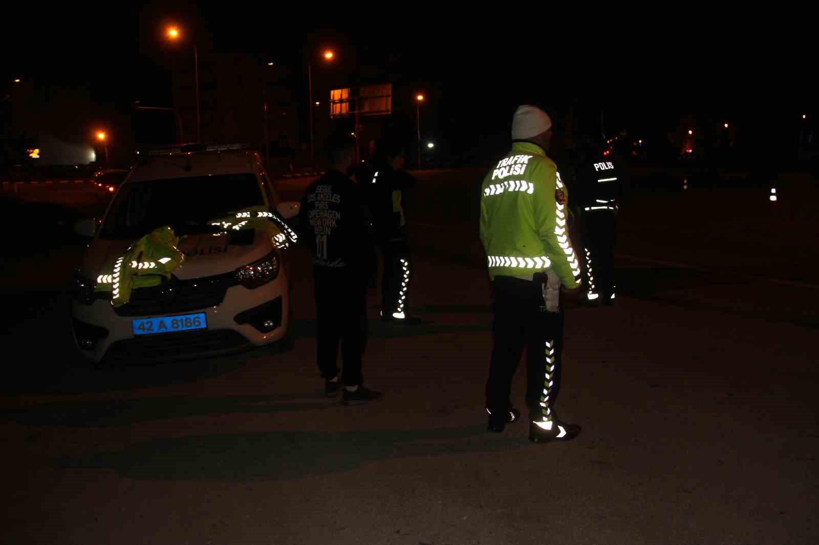 Arı kovanı y&uuml;kl&uuml; kamyonet devrildi, olanlar oldu
