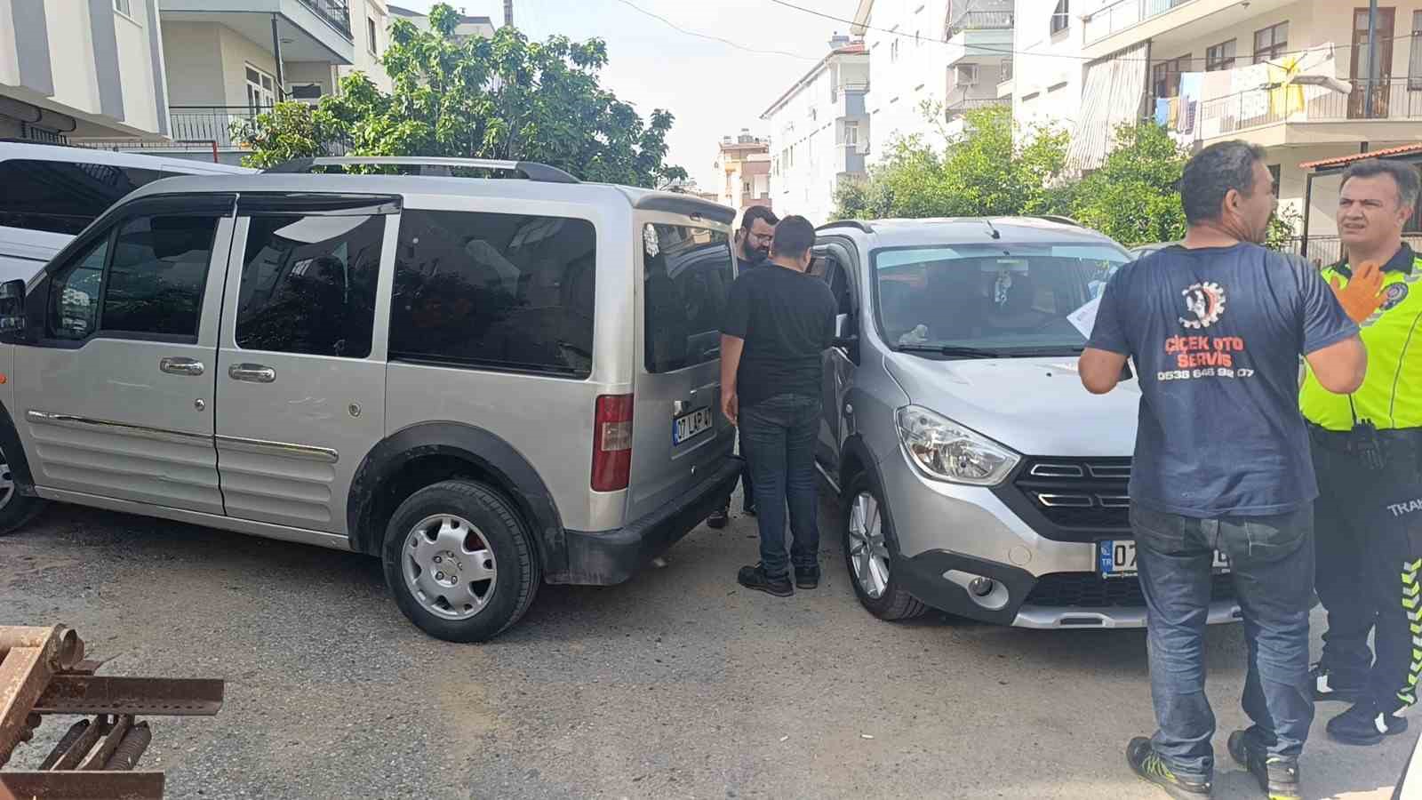 Manavgat’ta hafif ticari araç ile otomobil çarpıştı: 1 yaralı