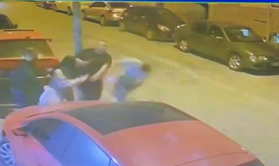 Taşkınlık yapan alkoll&uuml; komşusunu tek yumrukla yere serdi
