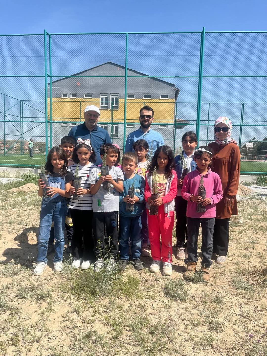 Karapınar’da öğrenciler 110 fidanı toprakla buluşturdu