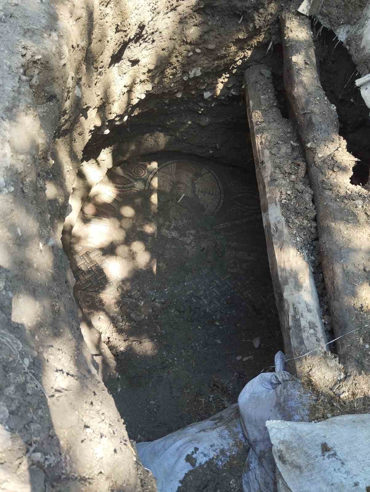 Yaptığı ka&ccedil;ak kazıyla 2 bin yıllık Roma mozaiğini ortaya &ccedil;ıkartan ş&uuml;pheli kendini sosyal medyada ifşa etti
