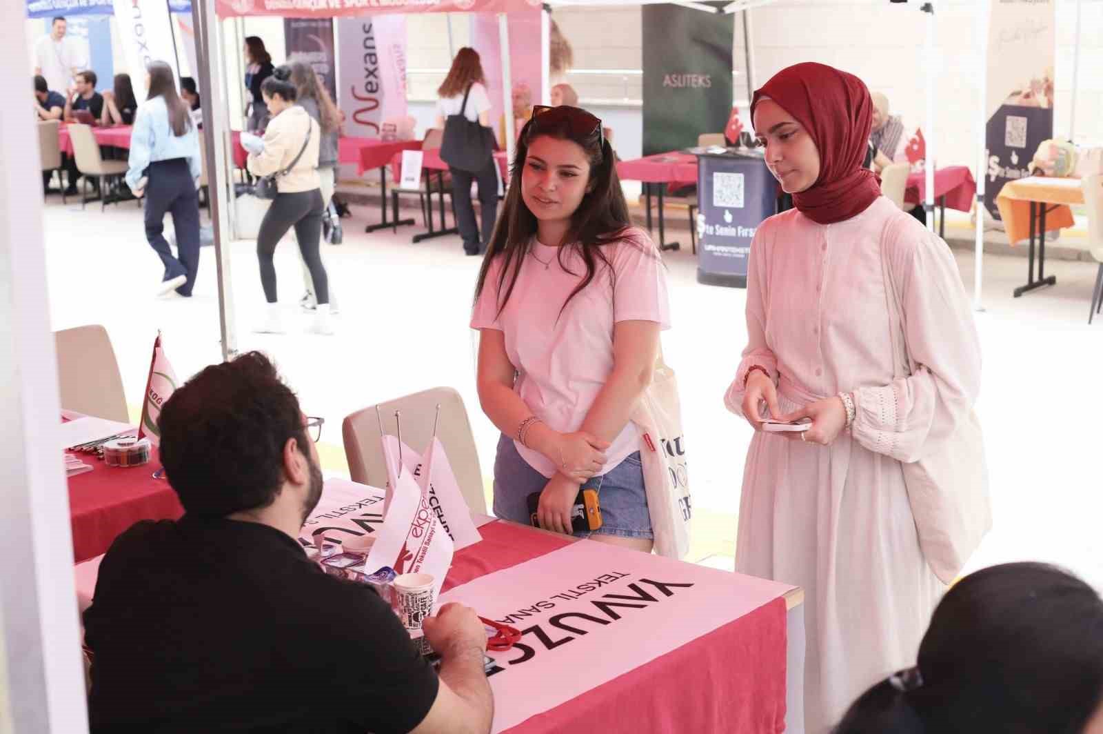 Yurtlarda kalan kız öğrenciler kariyer fuarında firmalarla buluştu
