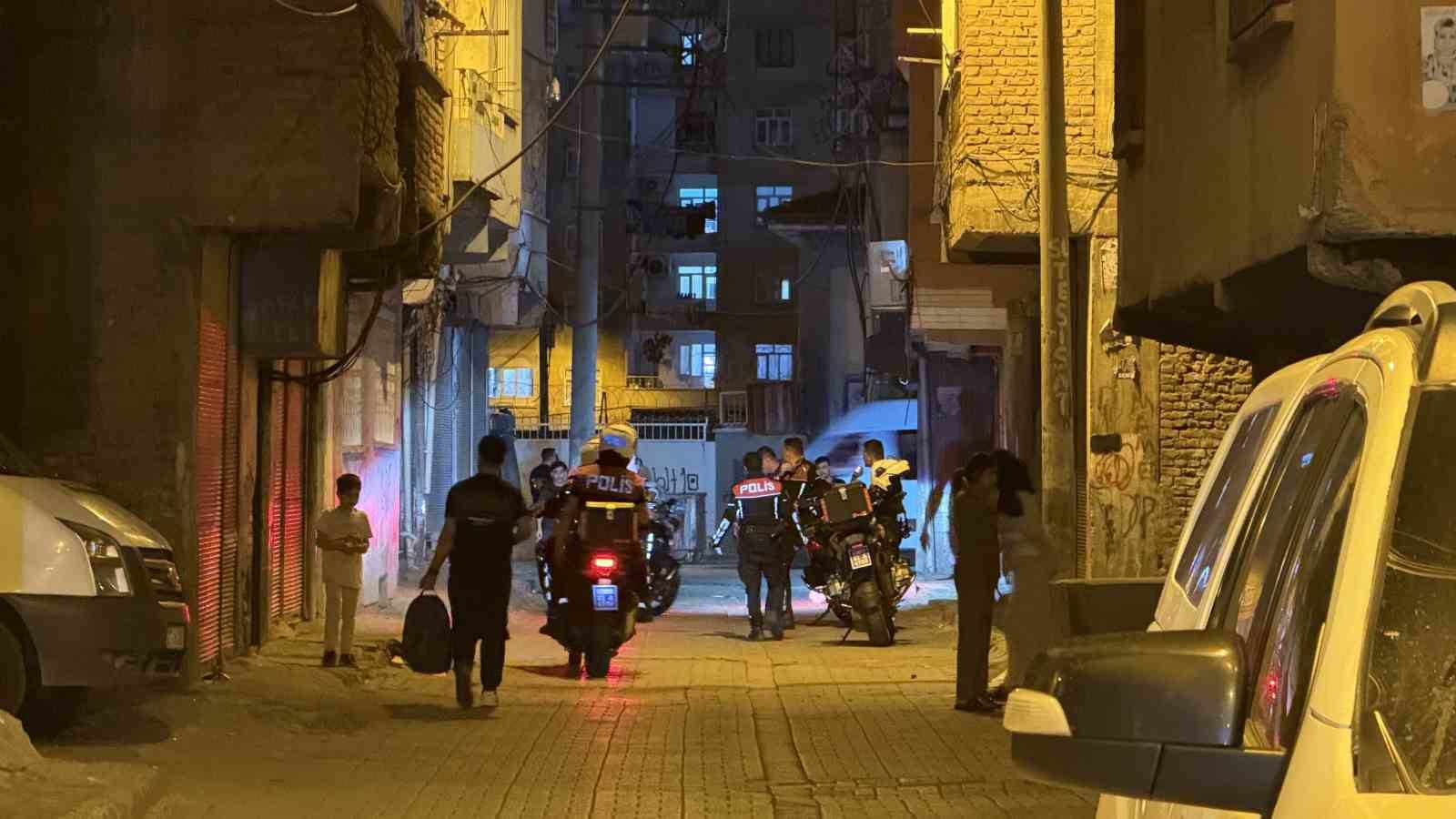 Diyarbakır’da ‘Narko-Hançer’ operasyonunda 6 aranan şahıs yakalandı, çok sayıda uyuşturucu ele geçirildi