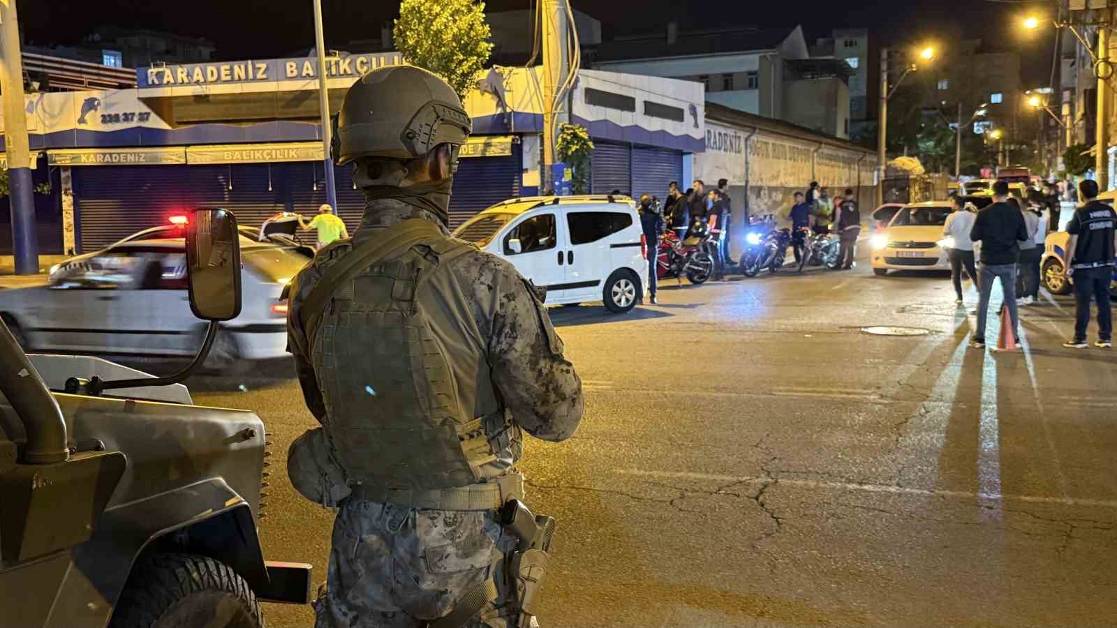 Diyarbakır’da ‘Narko-Hançer’ operasyonunda 6 aranan şahıs yakalandı, çok sayıda uyuşturucu ele geçirildi
