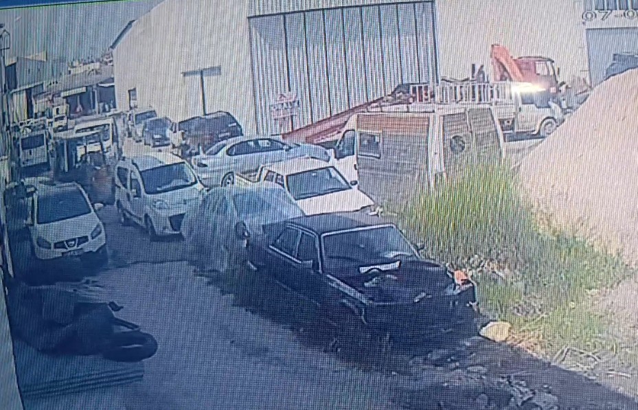 Kurtarıcıdan inerken halatı kopan forklift, park halindeki otomobile &ccedil;arptı
