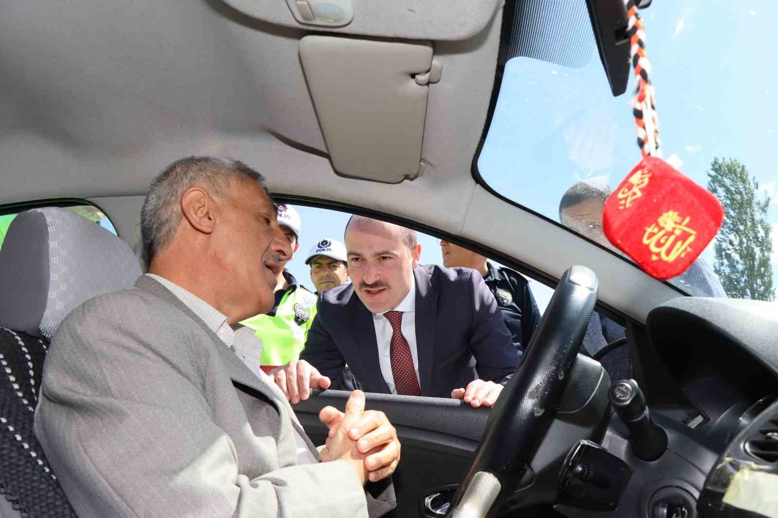 S&uuml;r&uuml;c&uuml;lere &ccedil;ikolata ve kolonya ikramlı trafik denetimi
