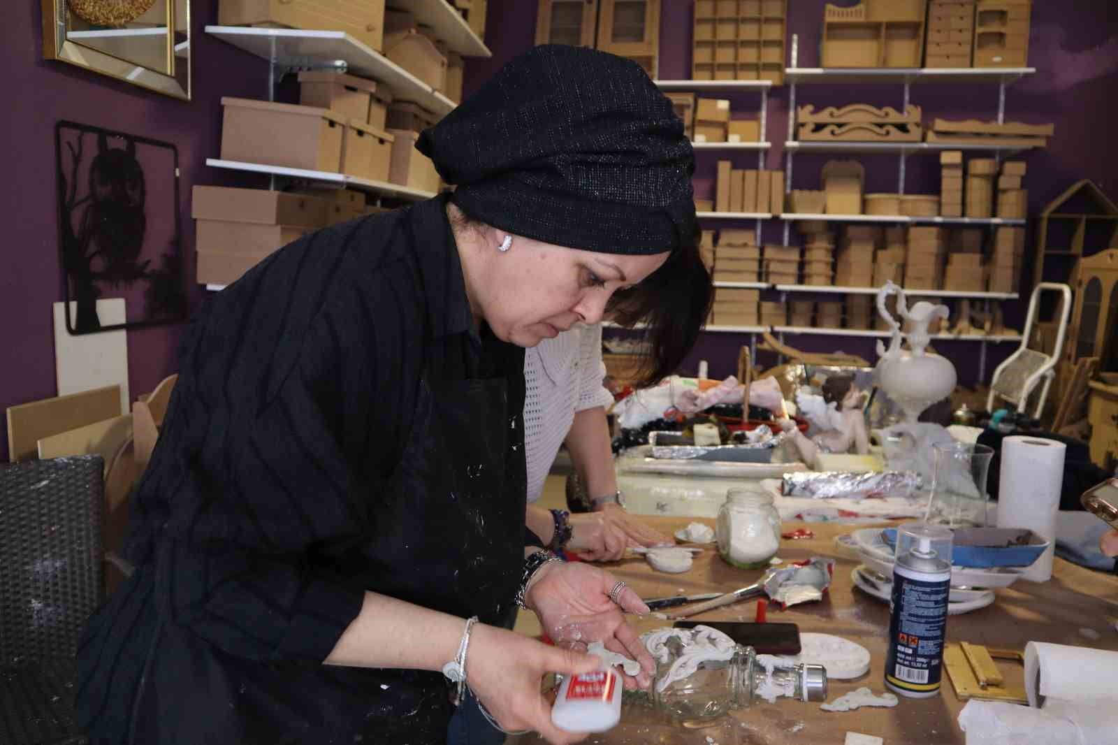 Evlerindeki eski mobilyaları boyayarak başladılar, şimdi taleplere yetişemiyorlar