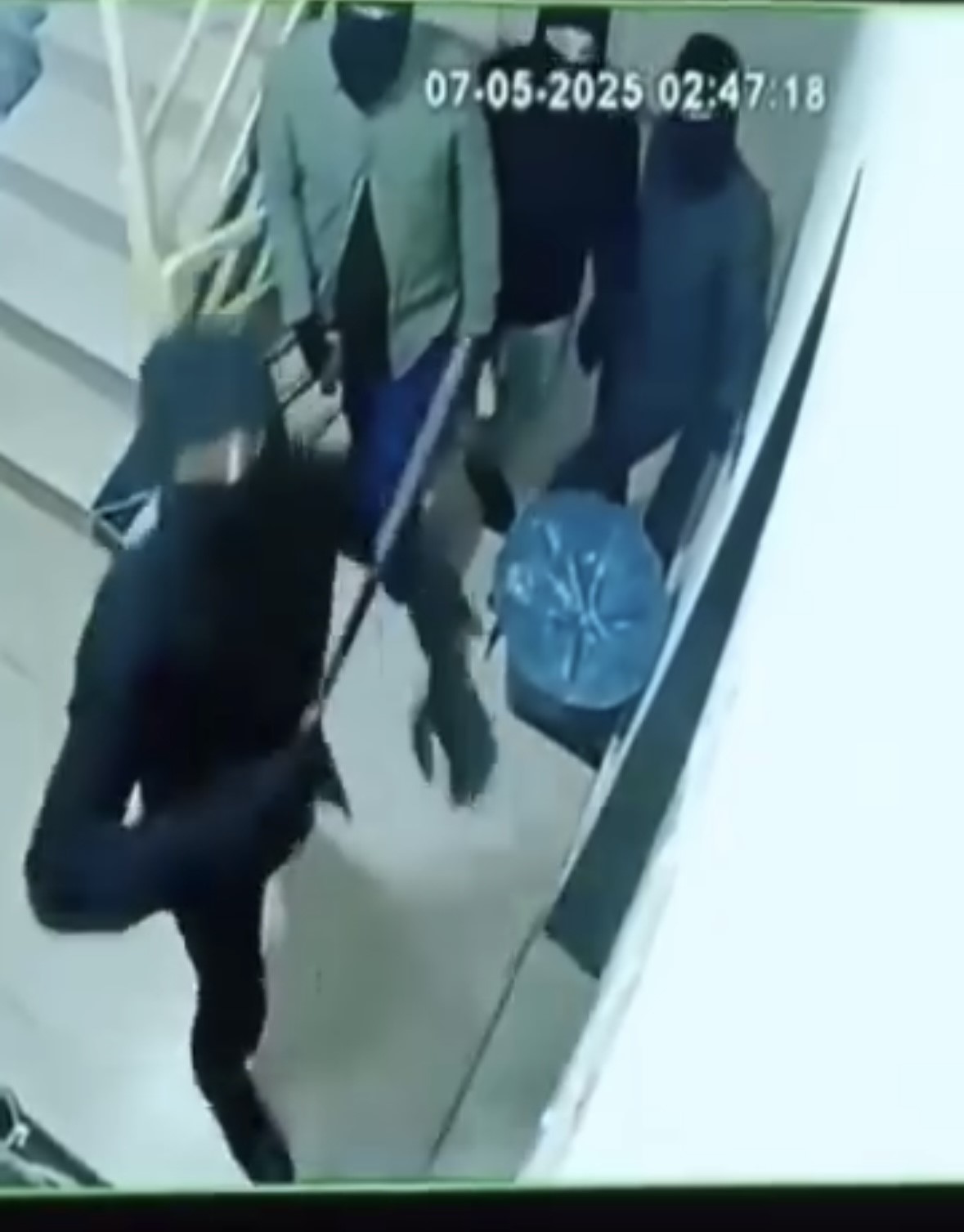 Mardin’de maskeli saldırganların ev kapısını kırma anı kamerada