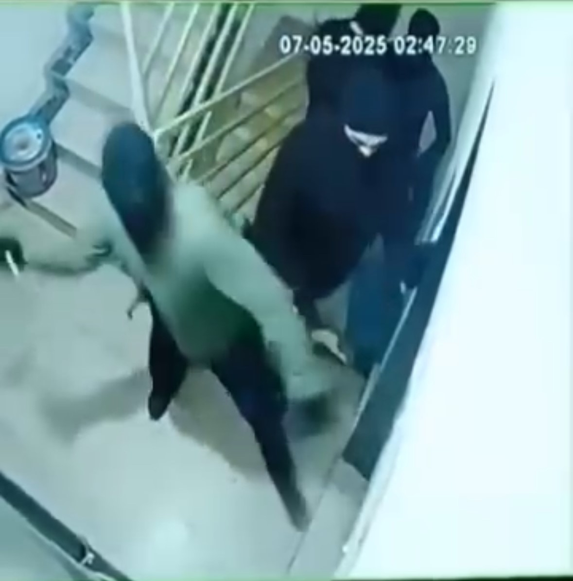 Mardin’de maskeli saldırganların ev kapısını kırma anı kamerada
