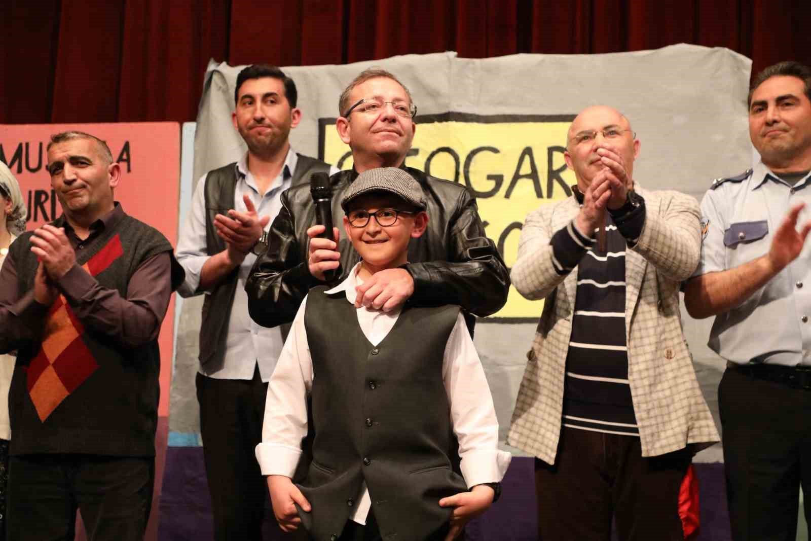 Kars’ta ‘Otogargara’ oyununa yoğun ilgi