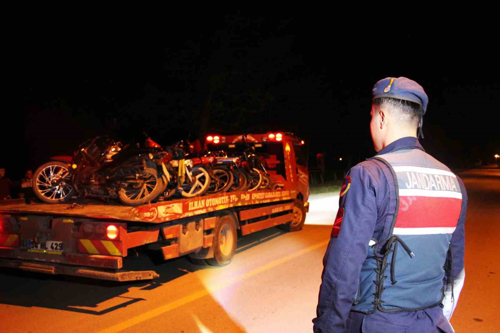 Yarışa başlayamadan jandarmaya yakalandılar: Çekici önünde poz verdiler