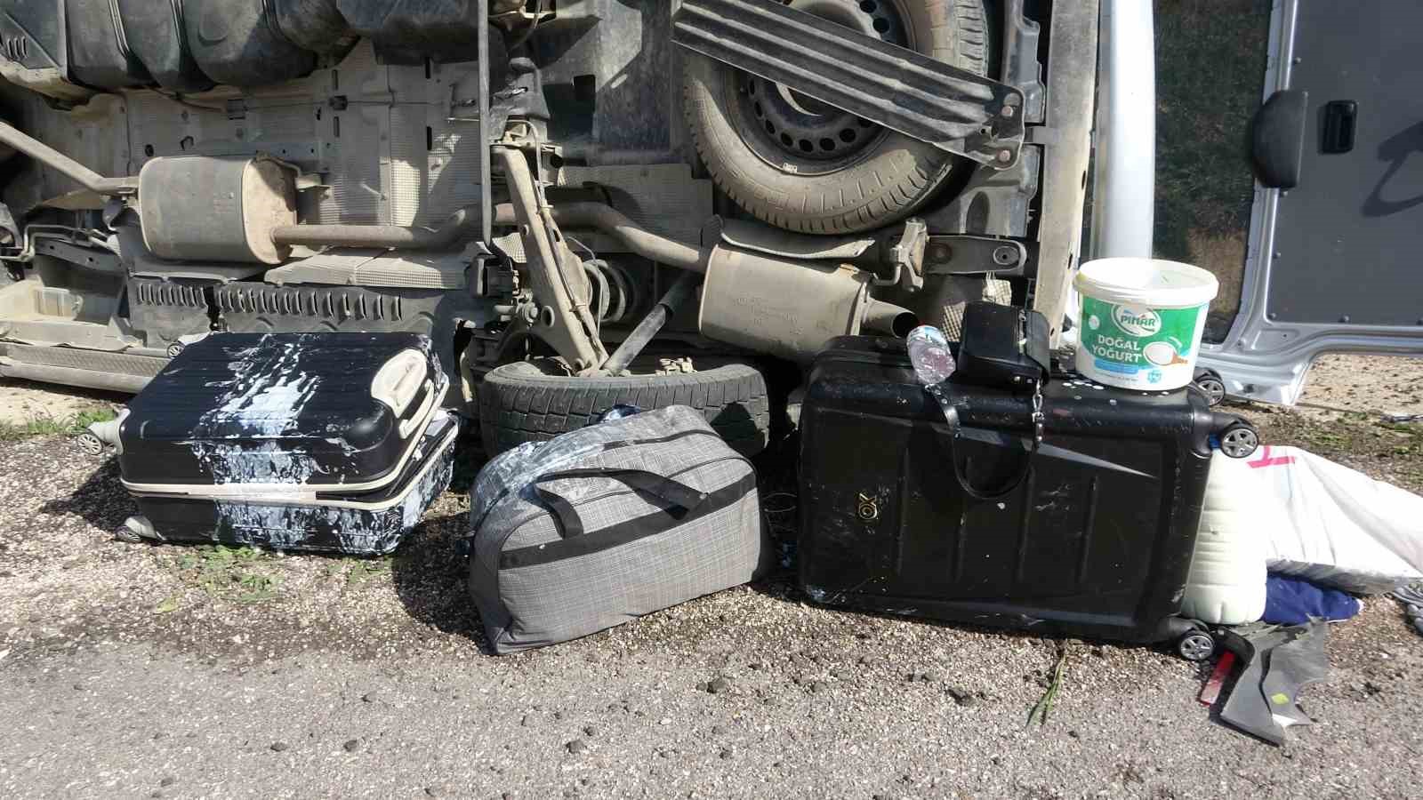 Kastamonu&rsquo;da hafif ticari ara&ccedil; takla attı: 4 yaralı
