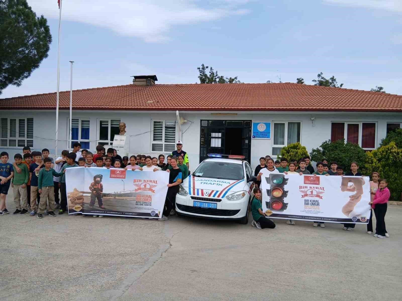 Bozdoğan ve Kuyucak’ta öğrencilere trafik kuralları anlatıldı
