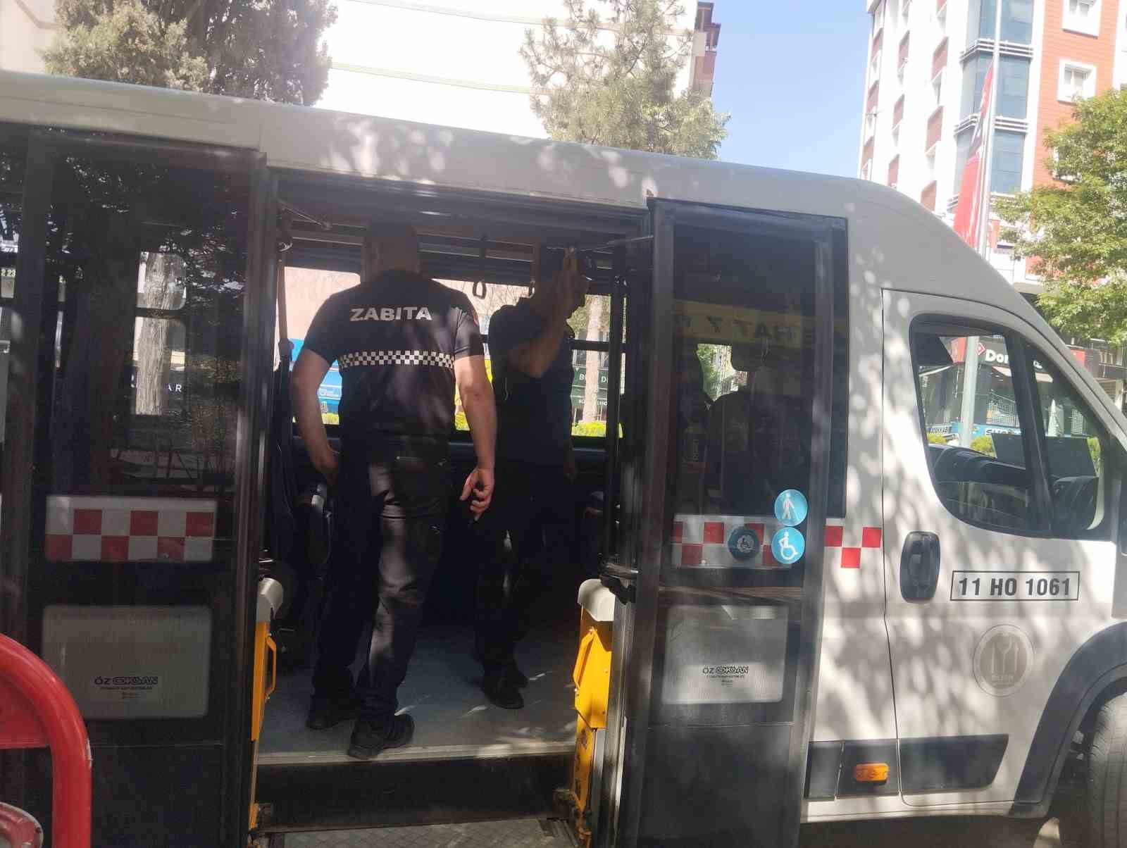 Zabıtalar halk otobüslerinde denetleme yaptı