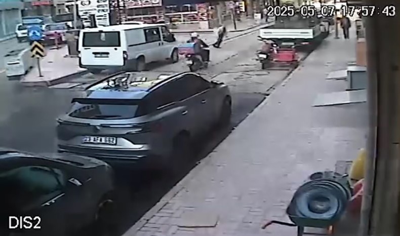 Yolda dengesini kaybedip d&uuml;şen yaşlı adama motosiklet &ccedil;arptı
