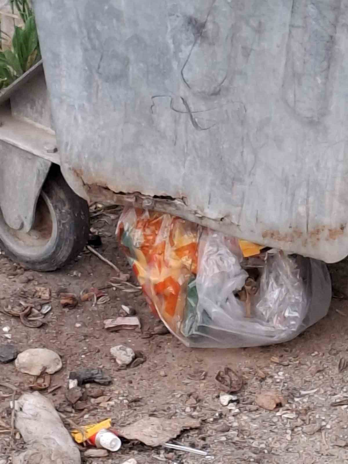Mezarlıklar bayram öncesi sahipsiz kaldı
