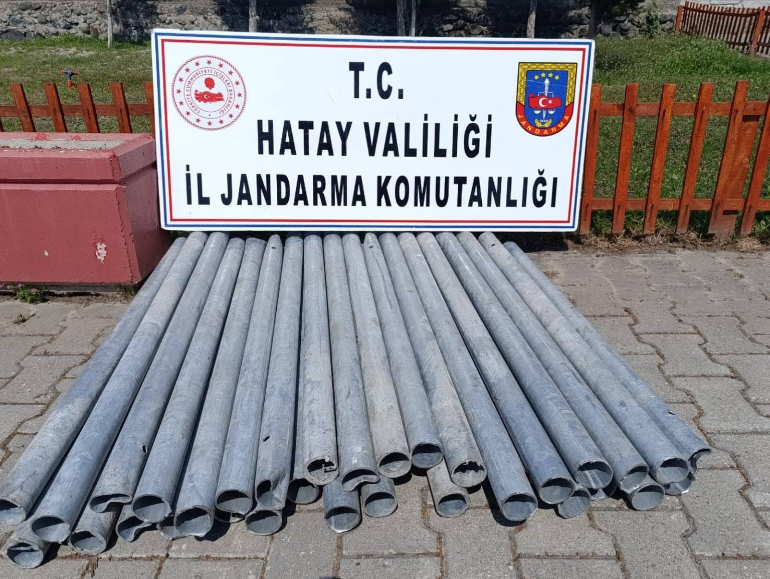 Otoyol kenarındaki çit direkleri çalan 2 kişi tutuklandı