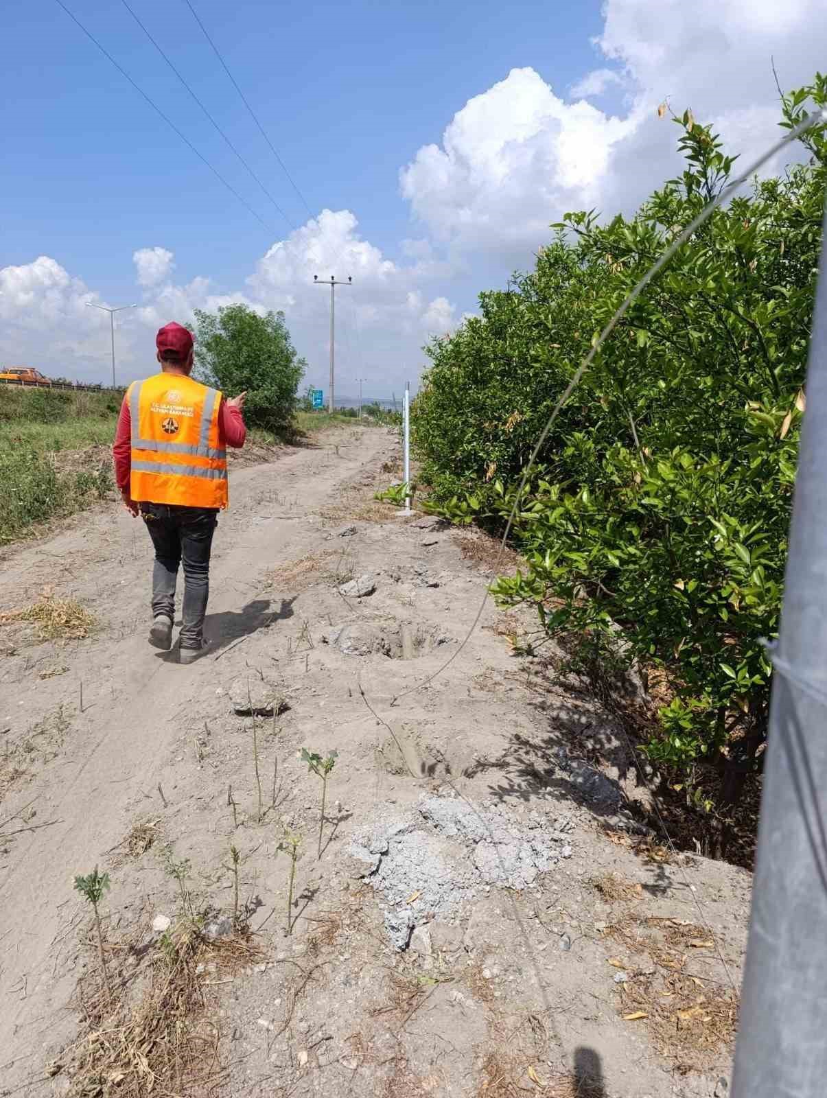 Otoyol kenarındaki &ccedil;it direkleri &ccedil;alan 2 kişi tutuklandı
