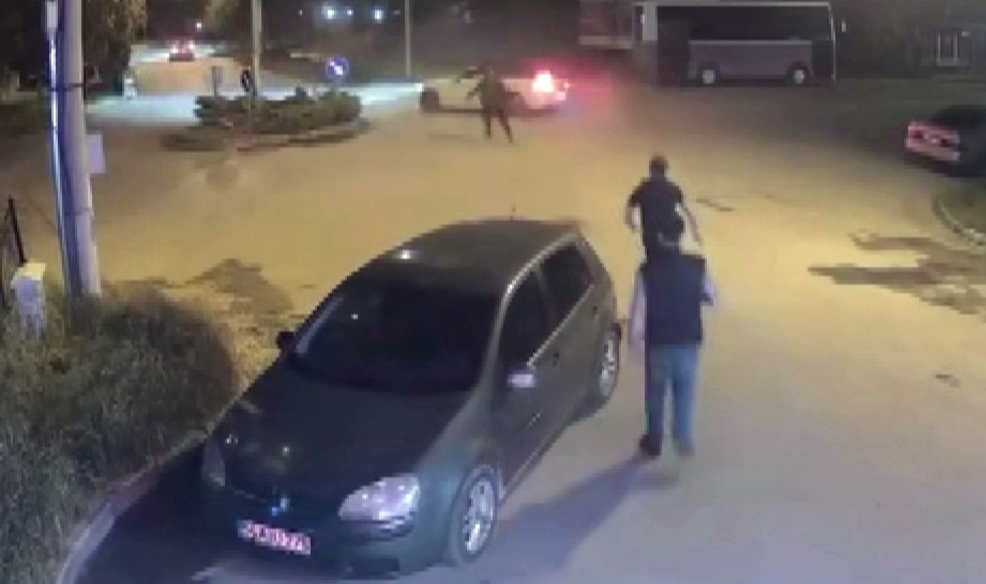 Drift yapan lüks otomobili, tabureyle kovaladı: O anlar kamerada

