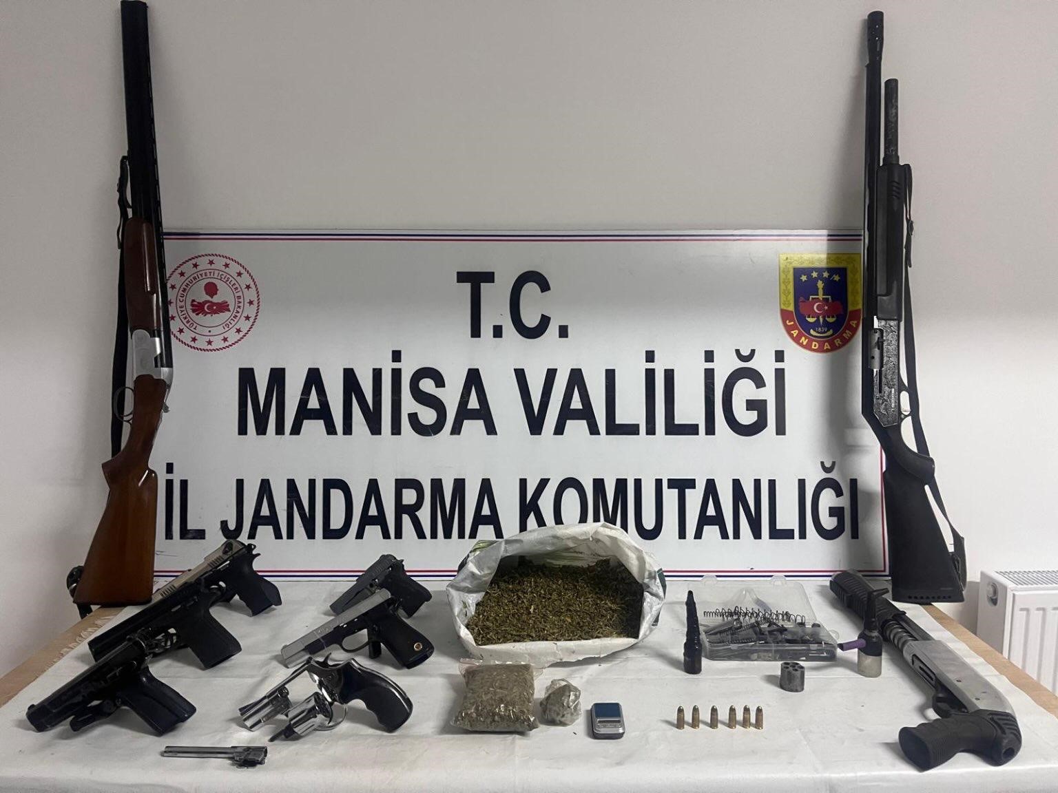 Ruhsatsız silahlar ve uyuşturucuyla yakalandı