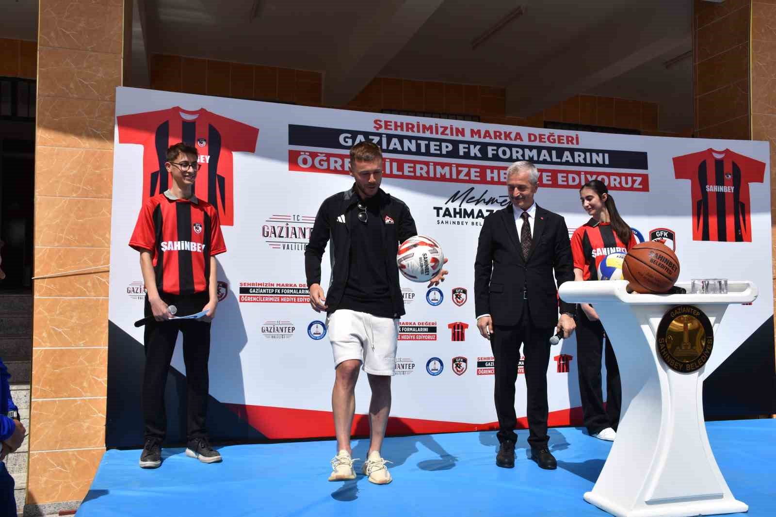 Şahinbey Belediyesi’nden, 160 bin öğrenciye Gaziantep FK forması