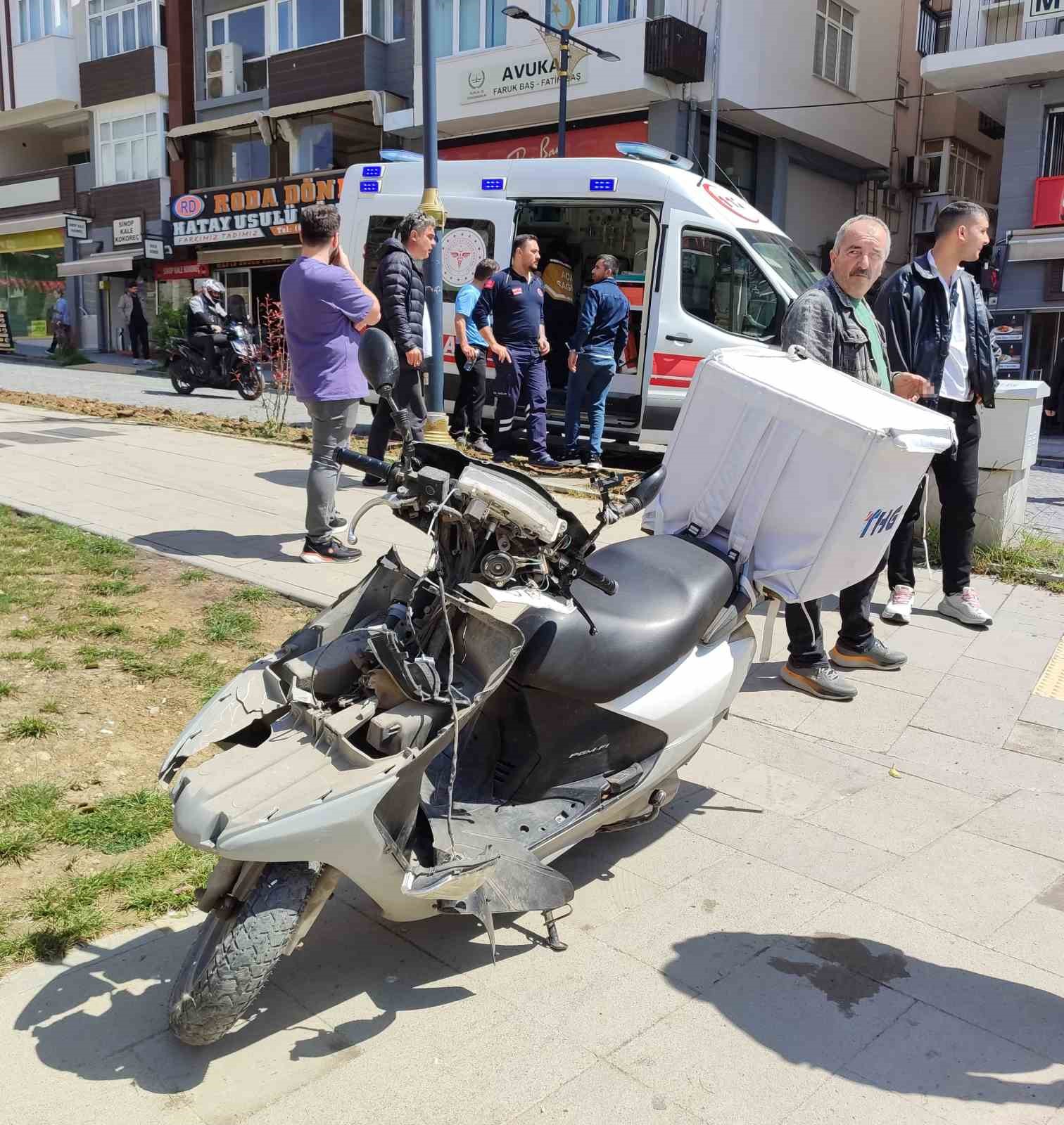 Sinop&rsquo;ta motosiklet ile hafif ticari ara&ccedil; &ccedil;arpıştı: 1 yaralı
