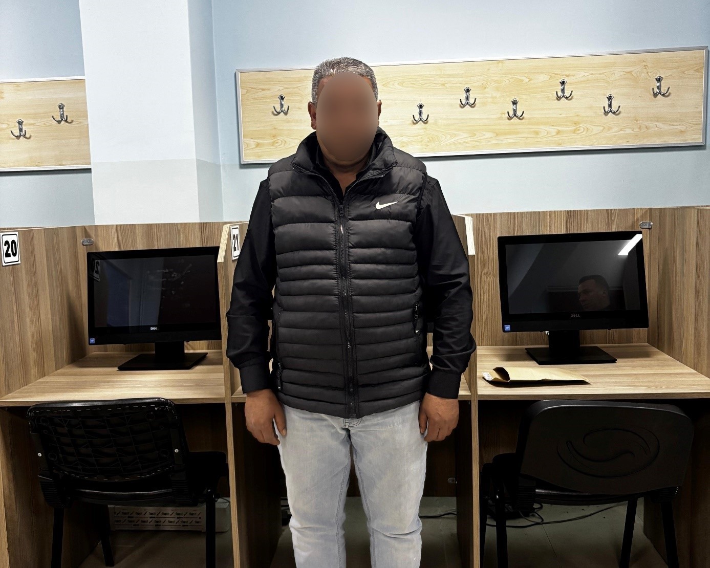 Ehliyet sınavında kopya d&uuml;zeneği ile yakalandı: G&ouml;r&uuml;lmeyecek şekilde kulaklık yerleştirmiş
