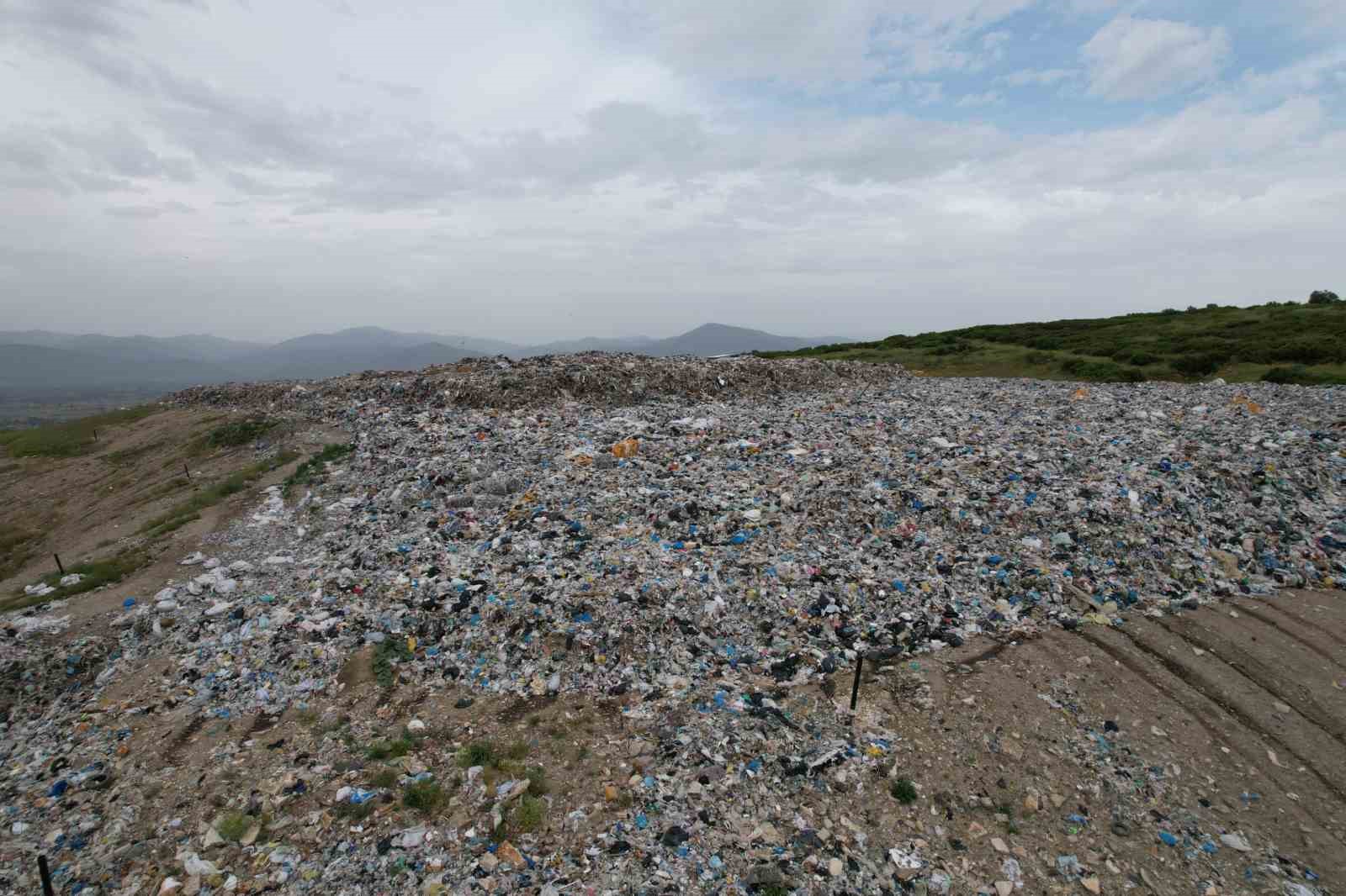 Tire Karateke&rsquo;de, vahşi &ccedil;&ouml;p depolama ile &ccedil;evre felaketi
