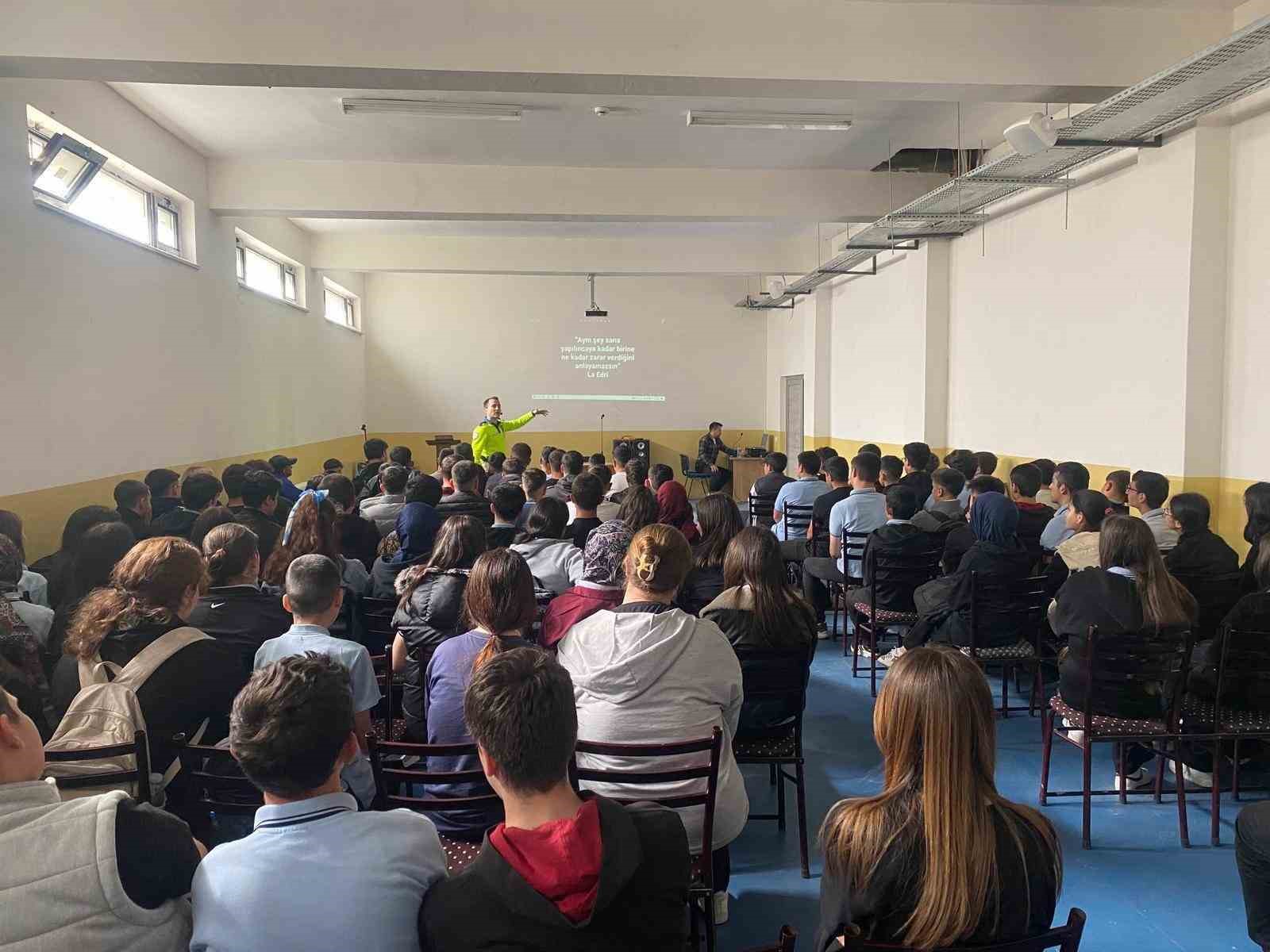 Öğrencilere trafik bilinci eğitimi verildi