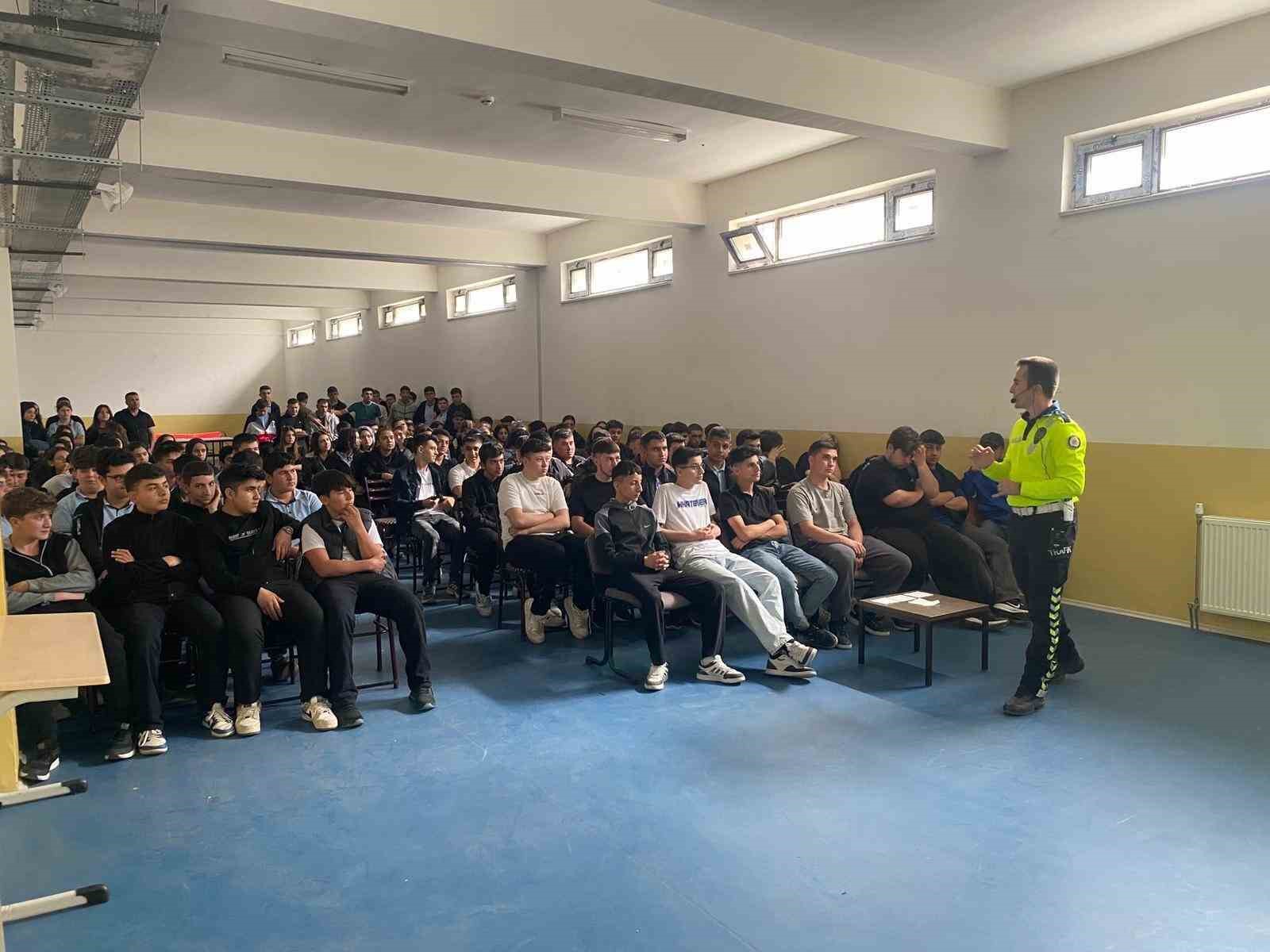 Öğrencilere trafik bilinci eğitimi verildi
