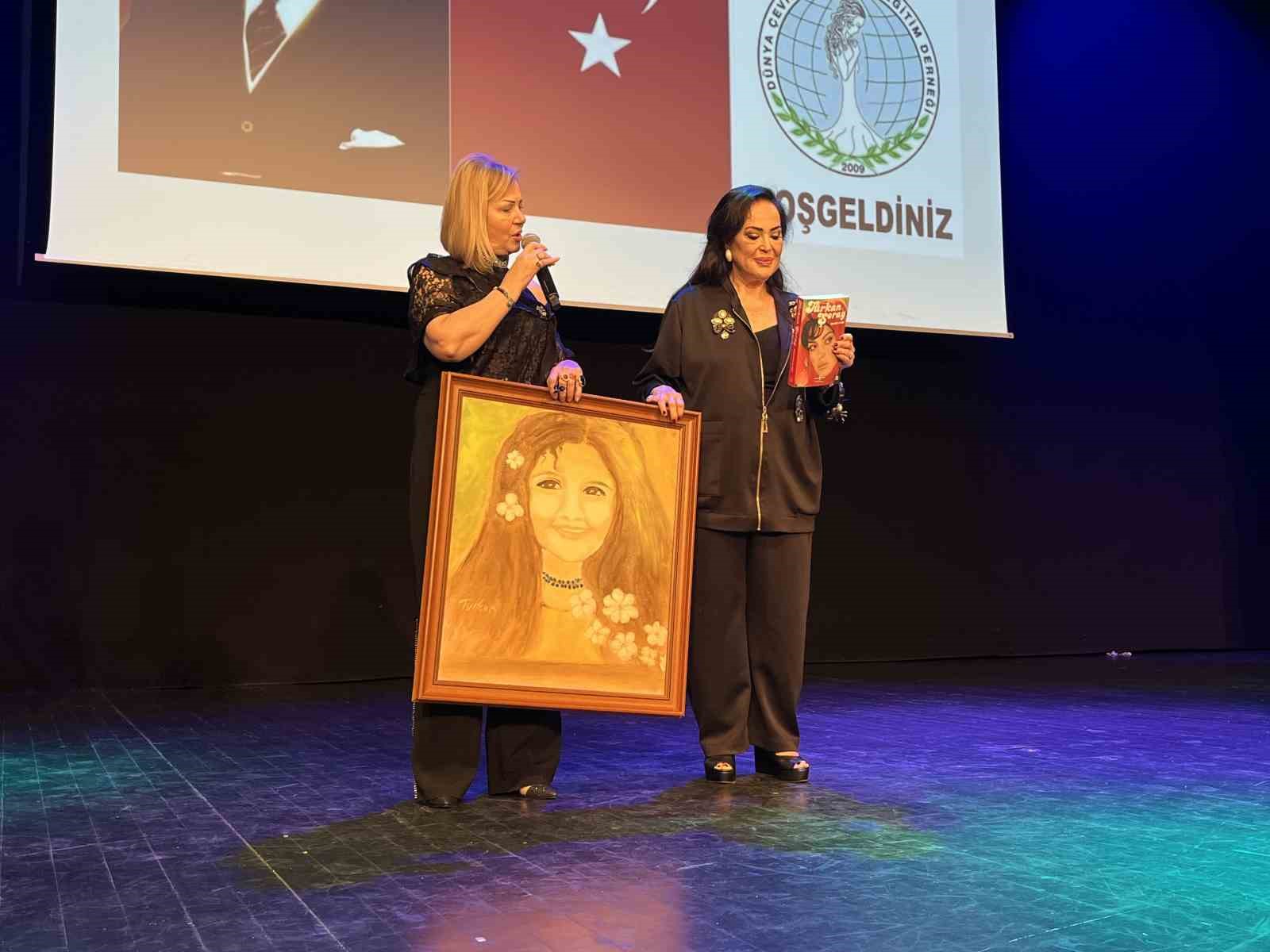 T&uuml;rkan Şoray&rsquo;ın tablosu ve imzaladığı kitabı eğitime destek i&ccedil;in 1 milyona alıcı buldu
