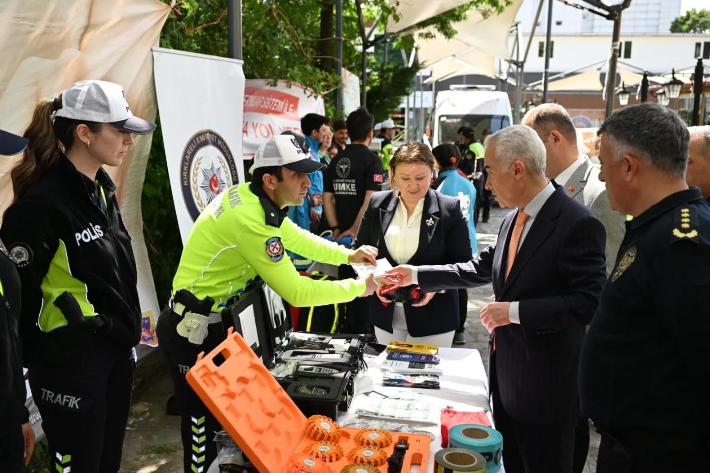 Kırklareli&rsquo;nde Valisi Turan, s&uuml;r&uuml;c&uuml;lerin trafik kurallarına uyması konusunda uyardı
