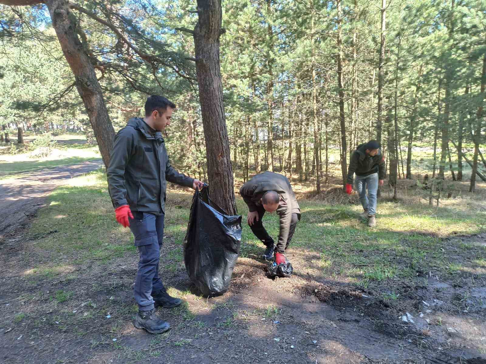 Doğa Koruma ekipleri tabiat parkında temizlik yaptı