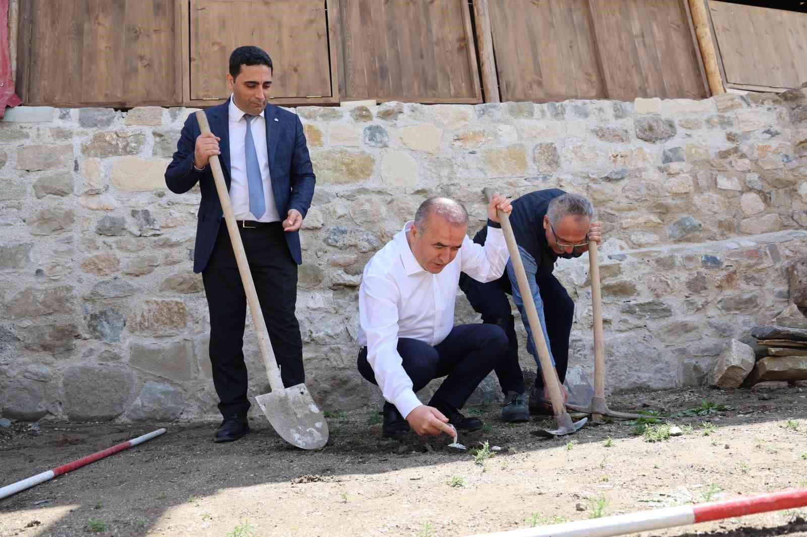 Vali Hatipoğlu ilk kazmayı vurdu, 5 bin yıllık kalede kazı başladı
