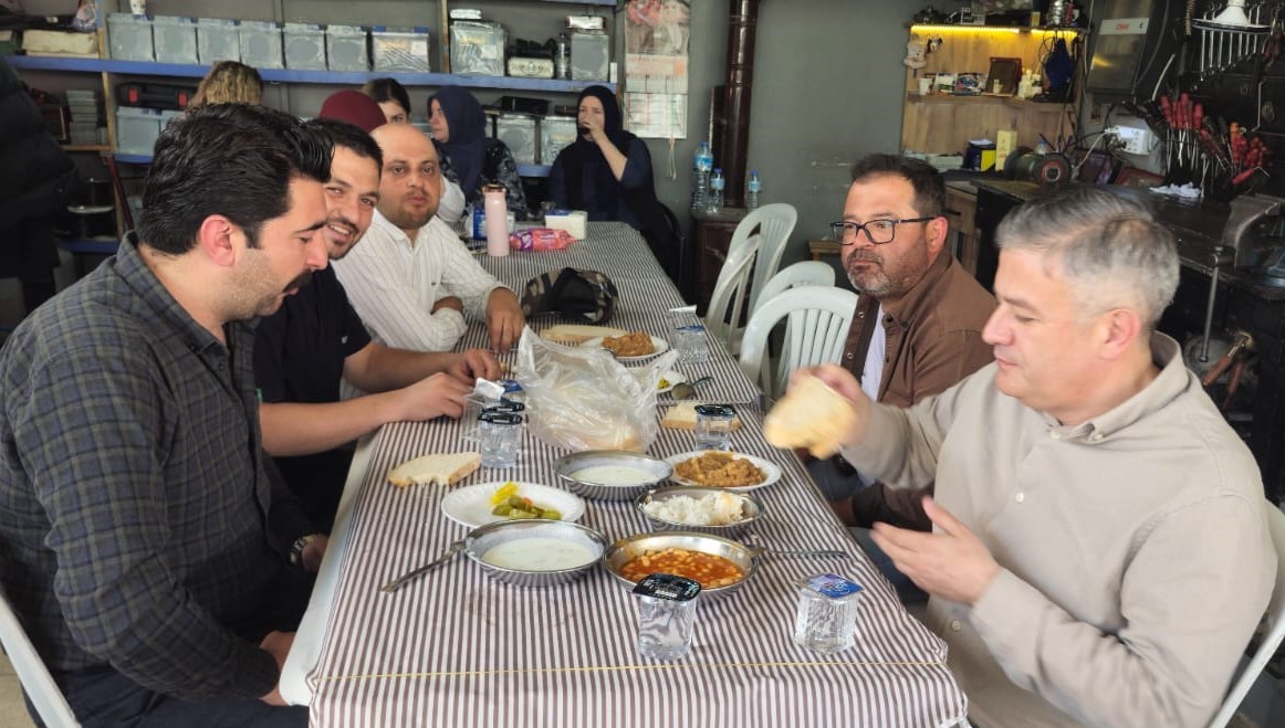 Gördes sanayi sitesi esnafı 5 bin kişilik yemek hayrı yaptı